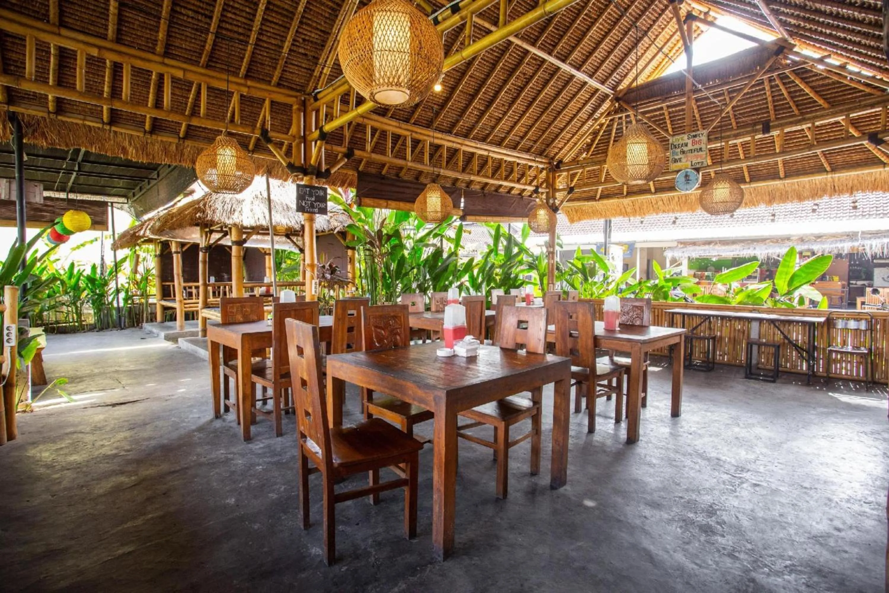 Restaurant/places to eat in Hotel O Pondok 789 Near Canggu Echo beach