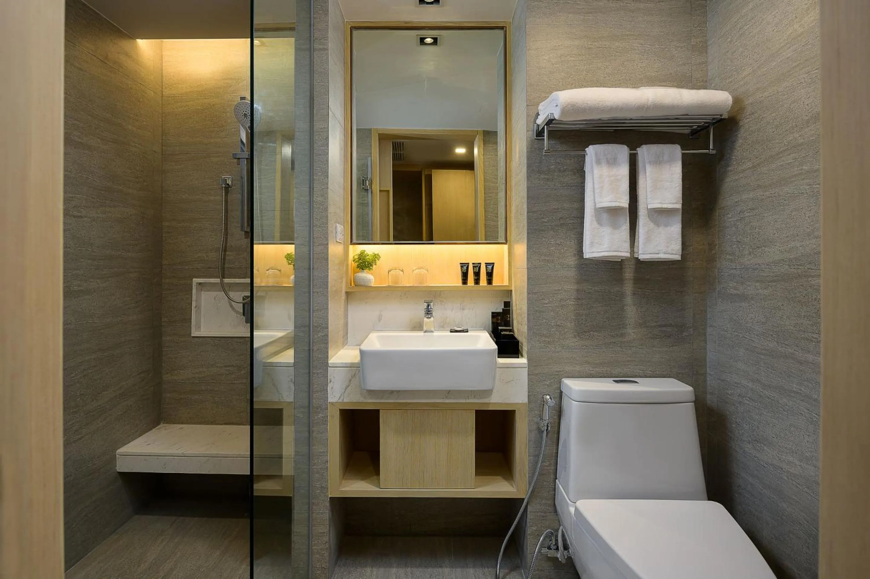 Bathroom, Bed in Eleven Hotel Bangkok Sukhumvit 11