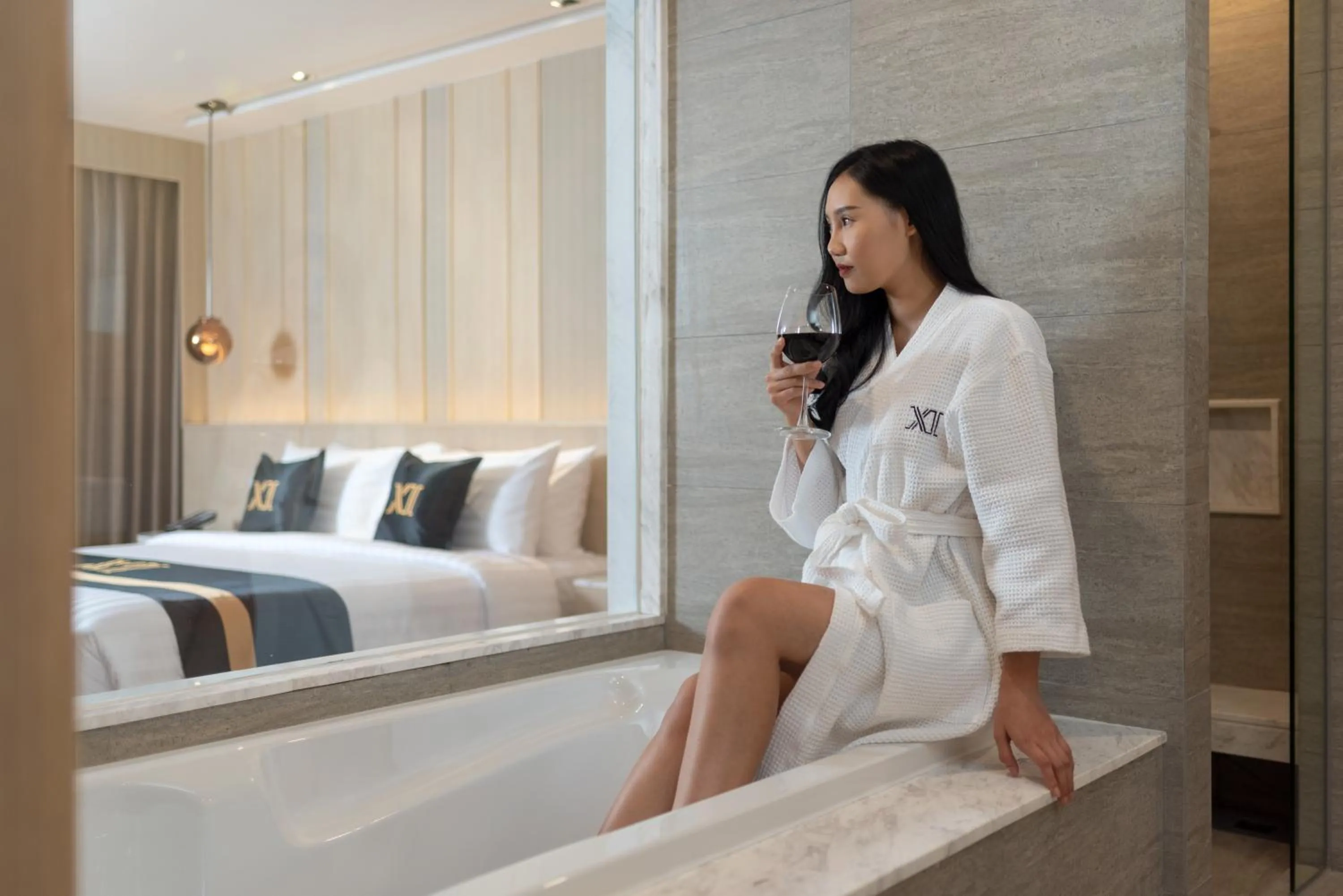 Staff, Bed in Eleven Hotel Bangkok Sukhumvit 11