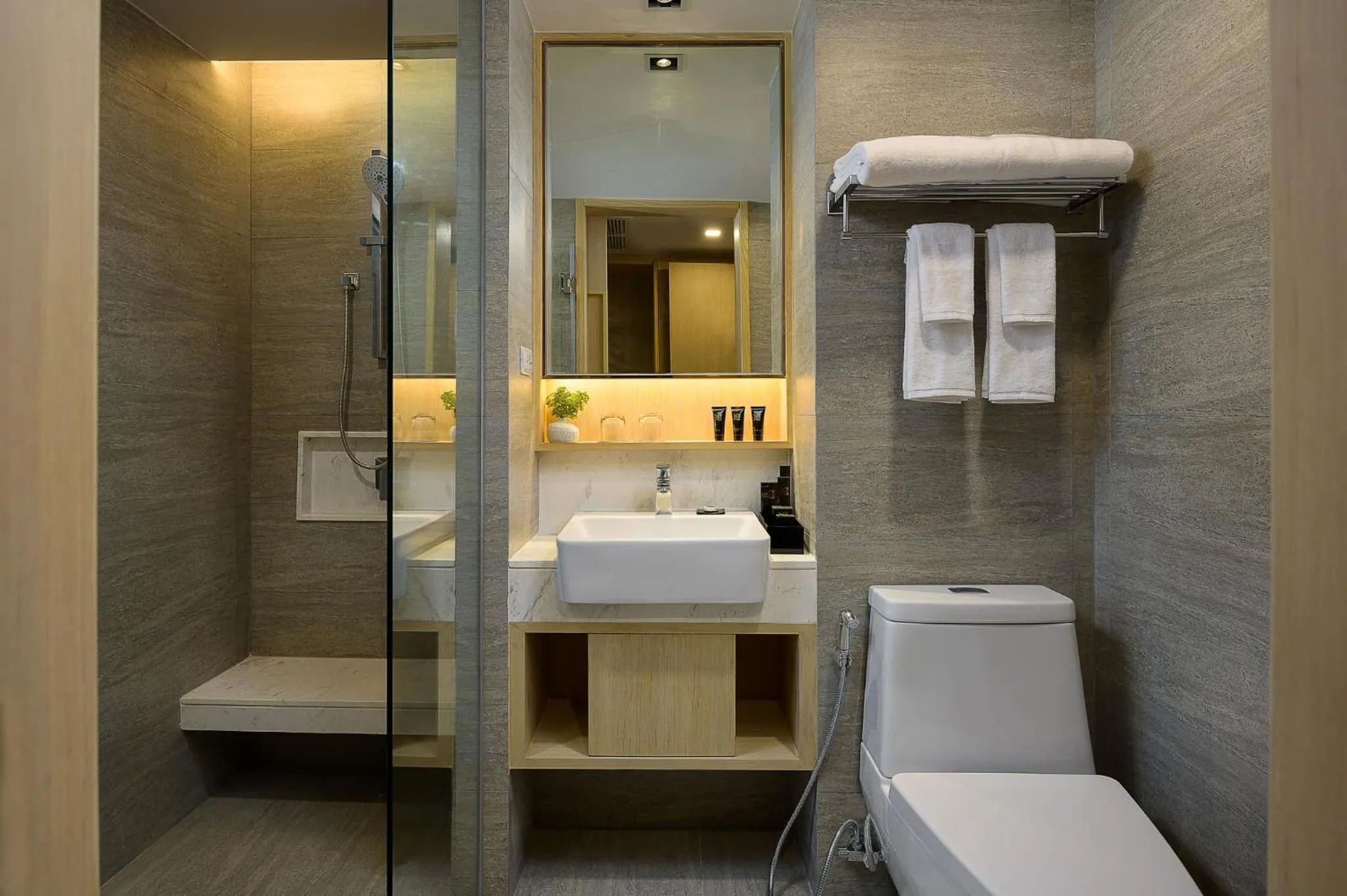 Shower, Bed in Eleven Hotel Bangkok Sukhumvit 11