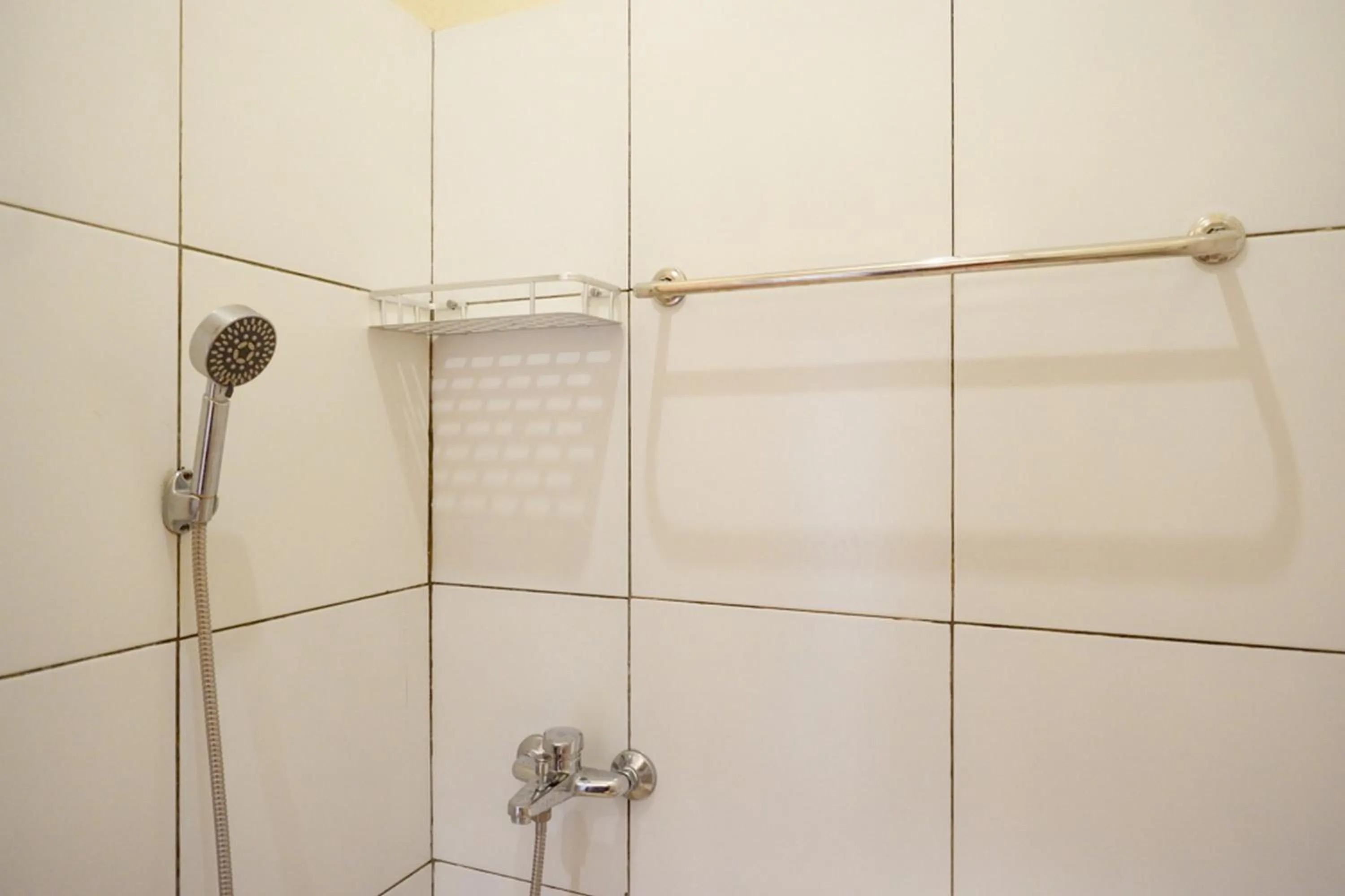 Bathroom in RedDoorz near Universitas Diponegoro Semarang 2