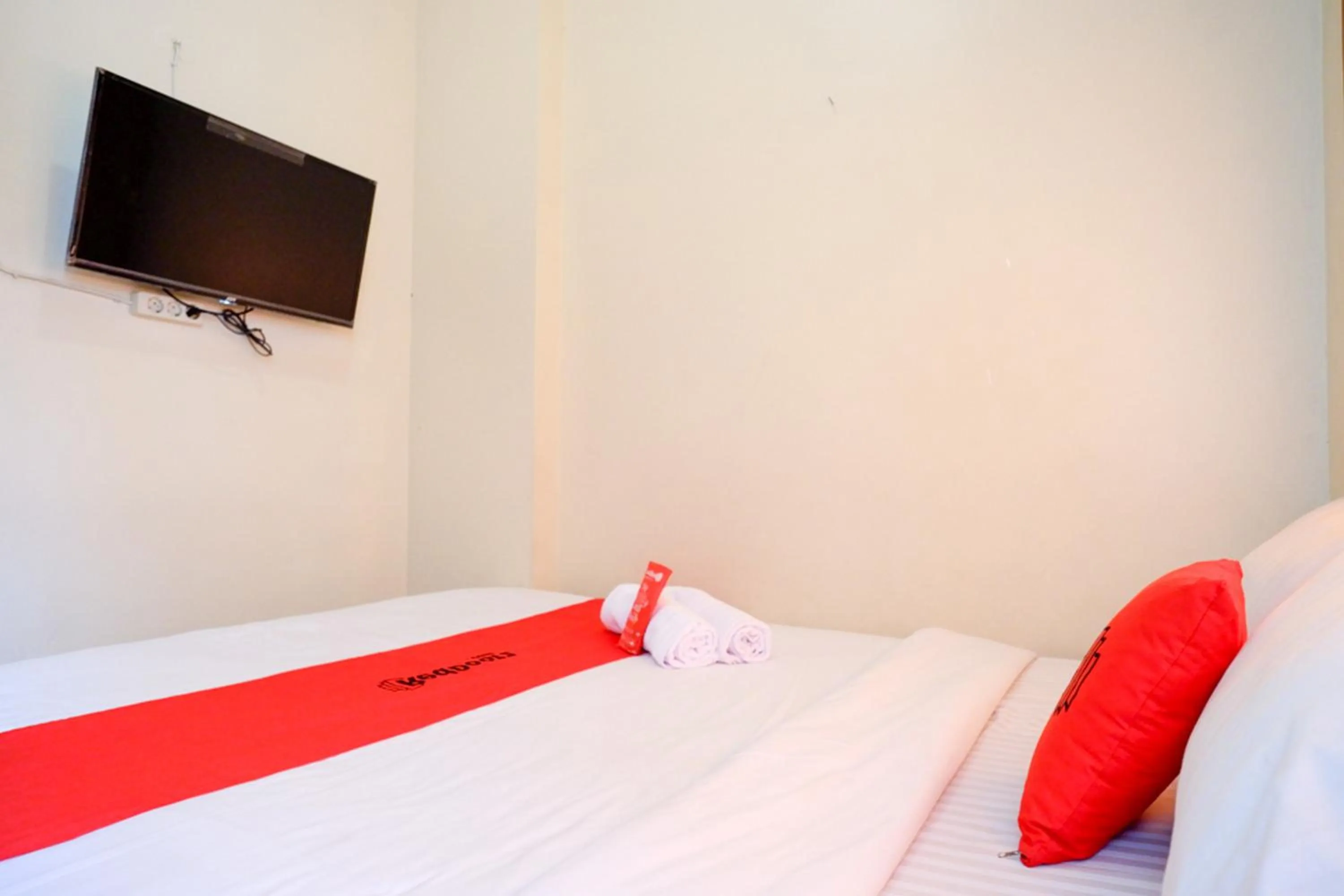 Bed in RedDoorz near Universitas Diponegoro Semarang 2