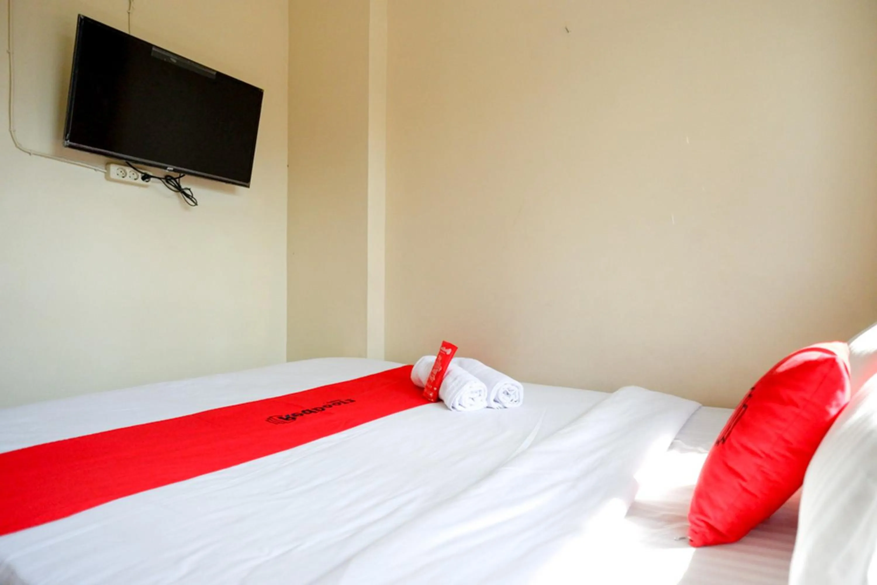 Bed in RedDoorz near Universitas Diponegoro Semarang 2