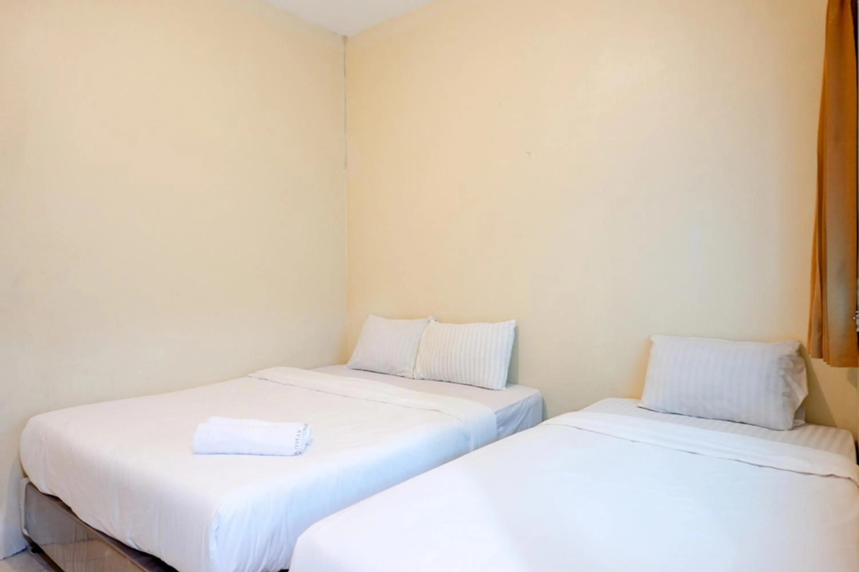 Bed in RedDoorz near Universitas Diponegoro Semarang 2