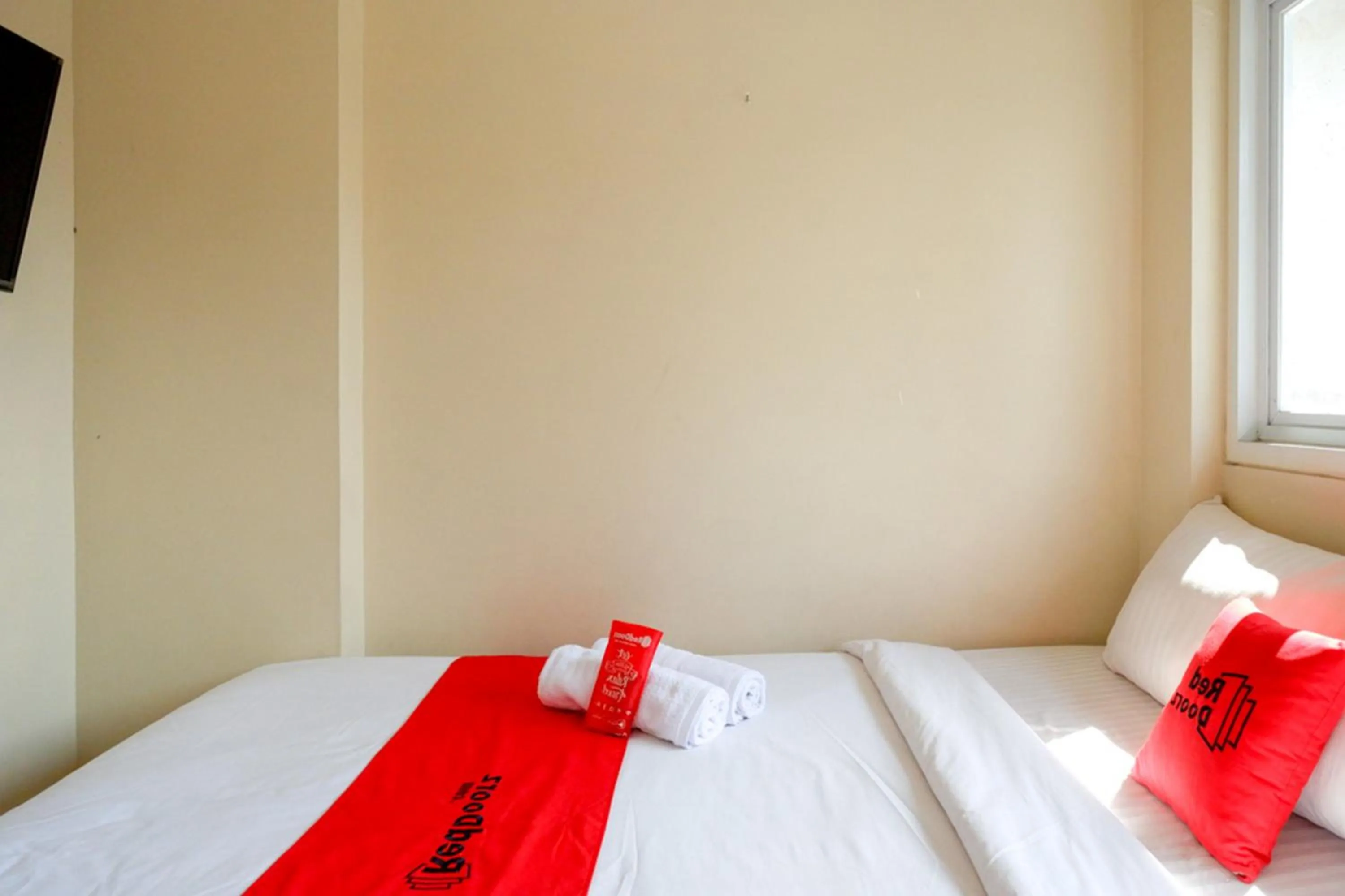 Bed in RedDoorz near Universitas Diponegoro Semarang 2