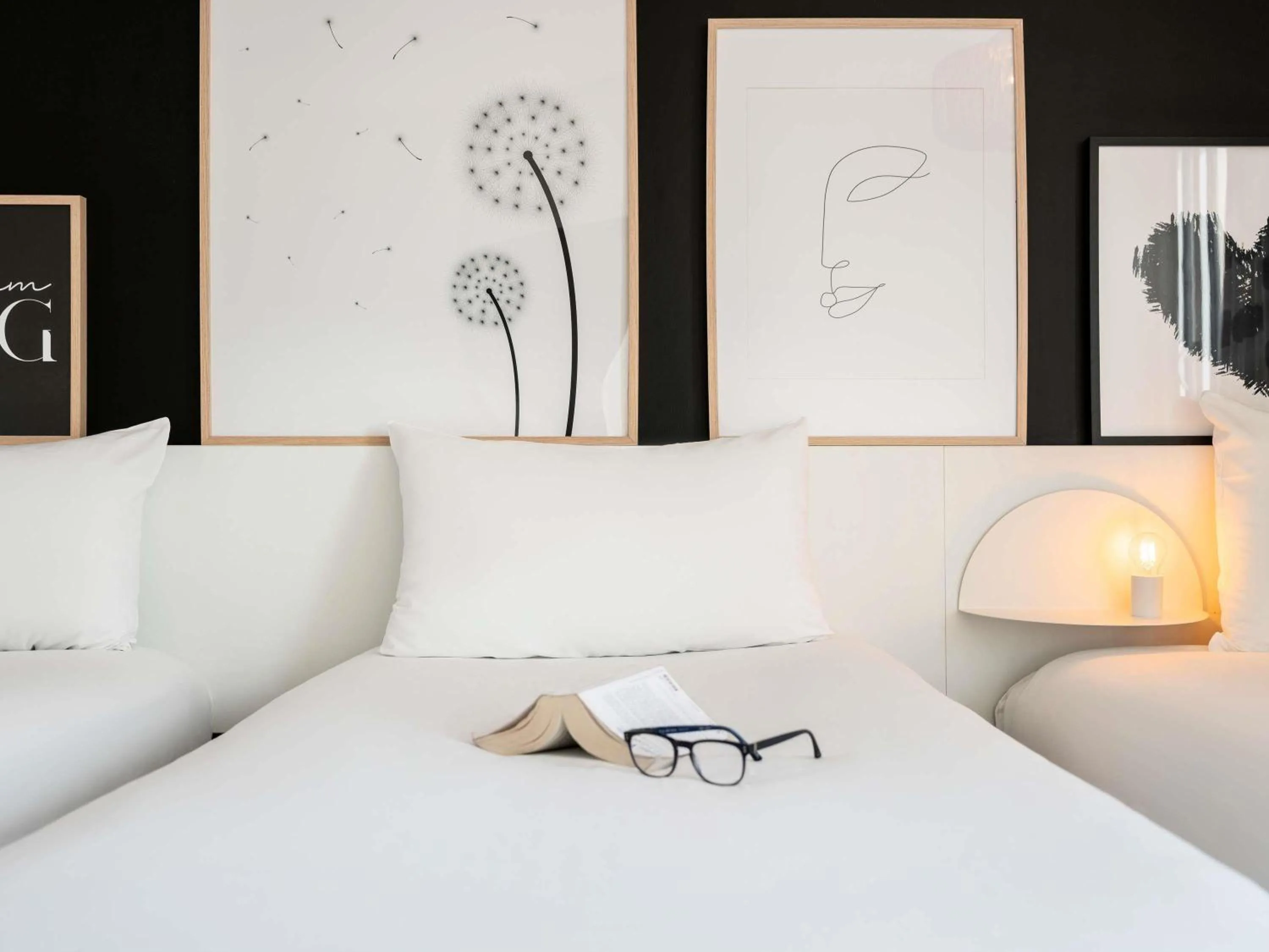 Property building, Bed in ibis Styles Paris Gare de l'Est Château Landon