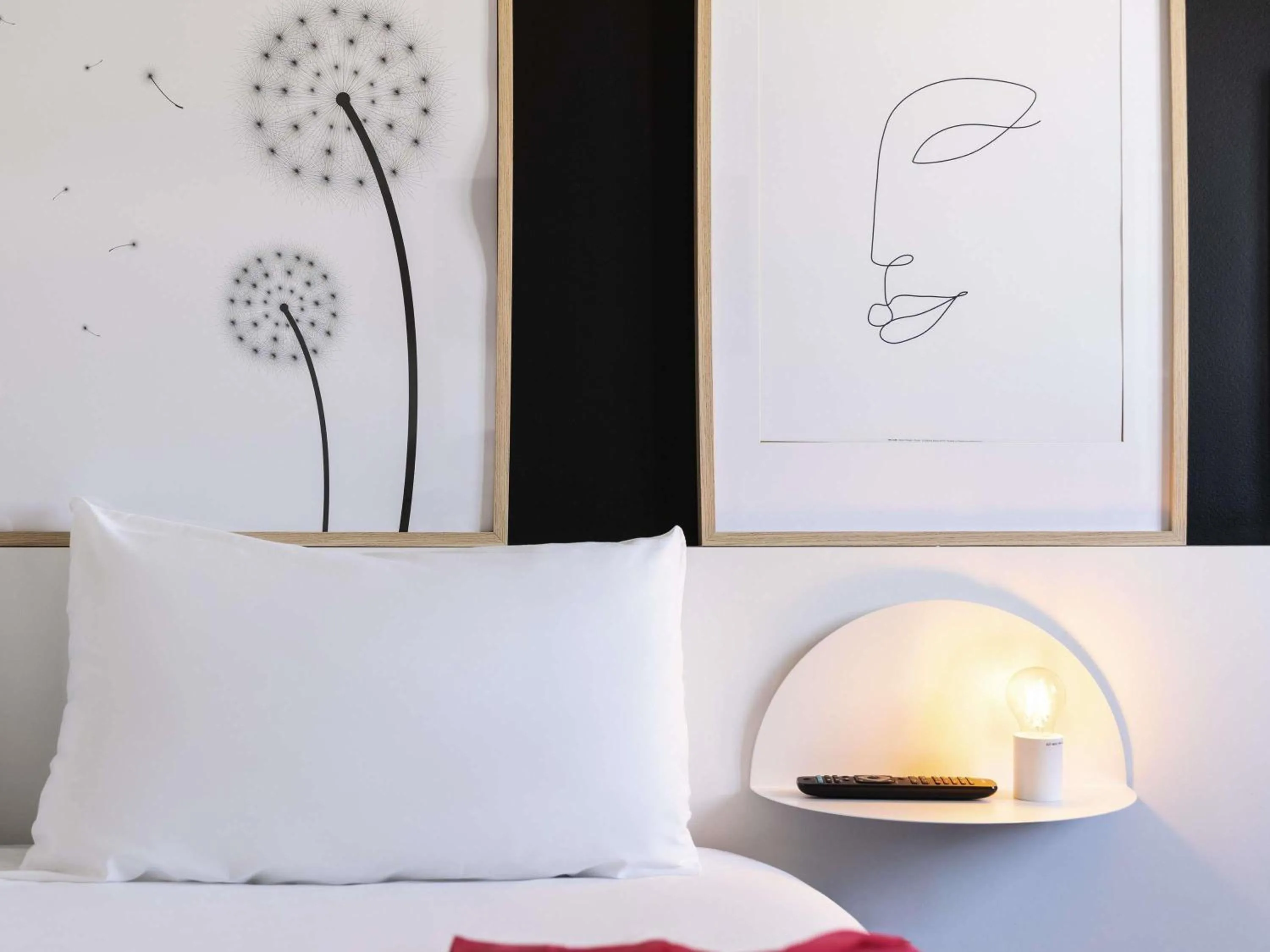 Bedroom, Bed in ibis Styles Paris Gare de l'Est Château Landon