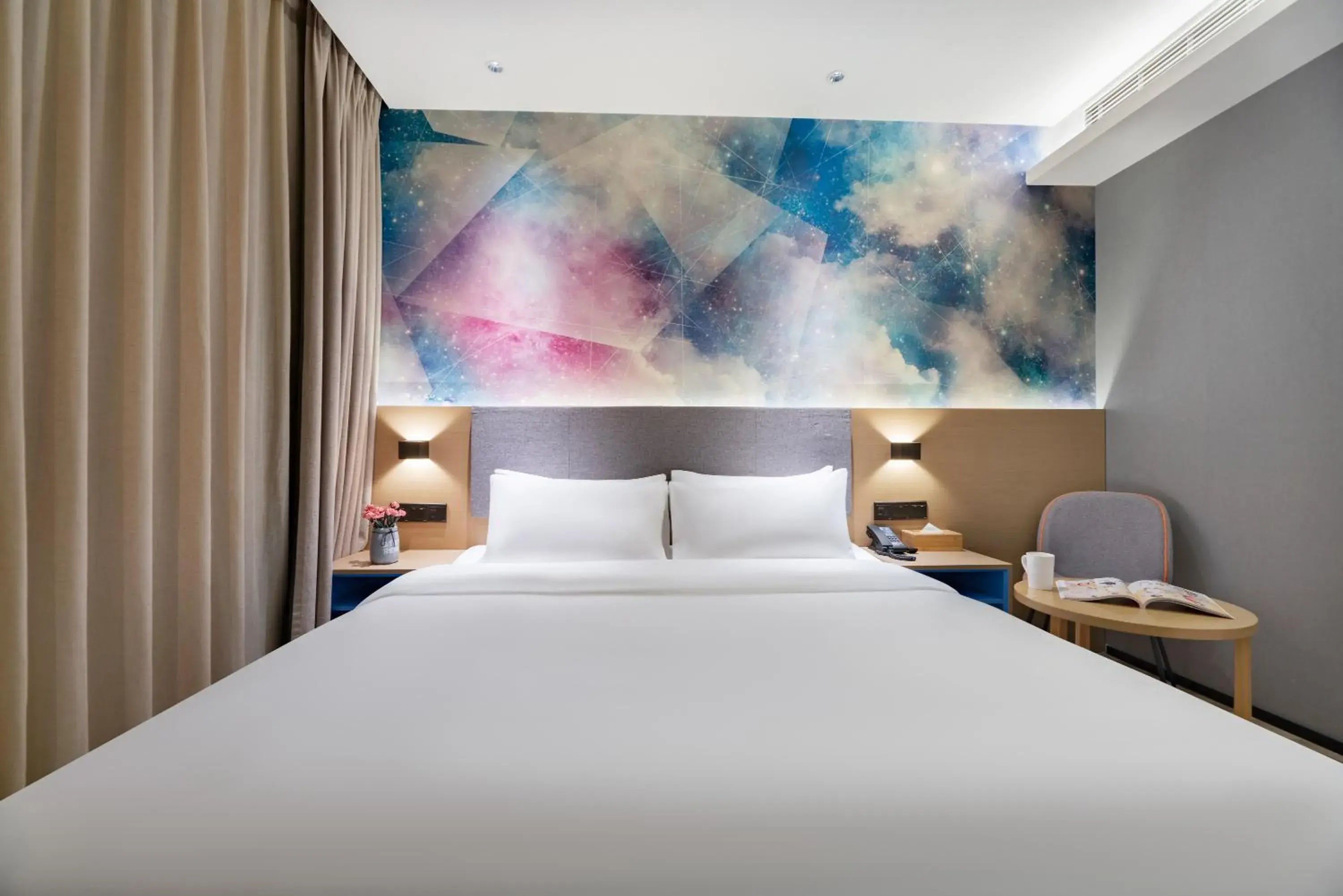 Queen Room (Interior Window) - single occupancy in StarWay Hotel - Xi'an Bell Tower Muslim Street Queen Room (Interior Window) - single occupancy in StarWay Hotel - Xi'an Bell Tower Muslim Street