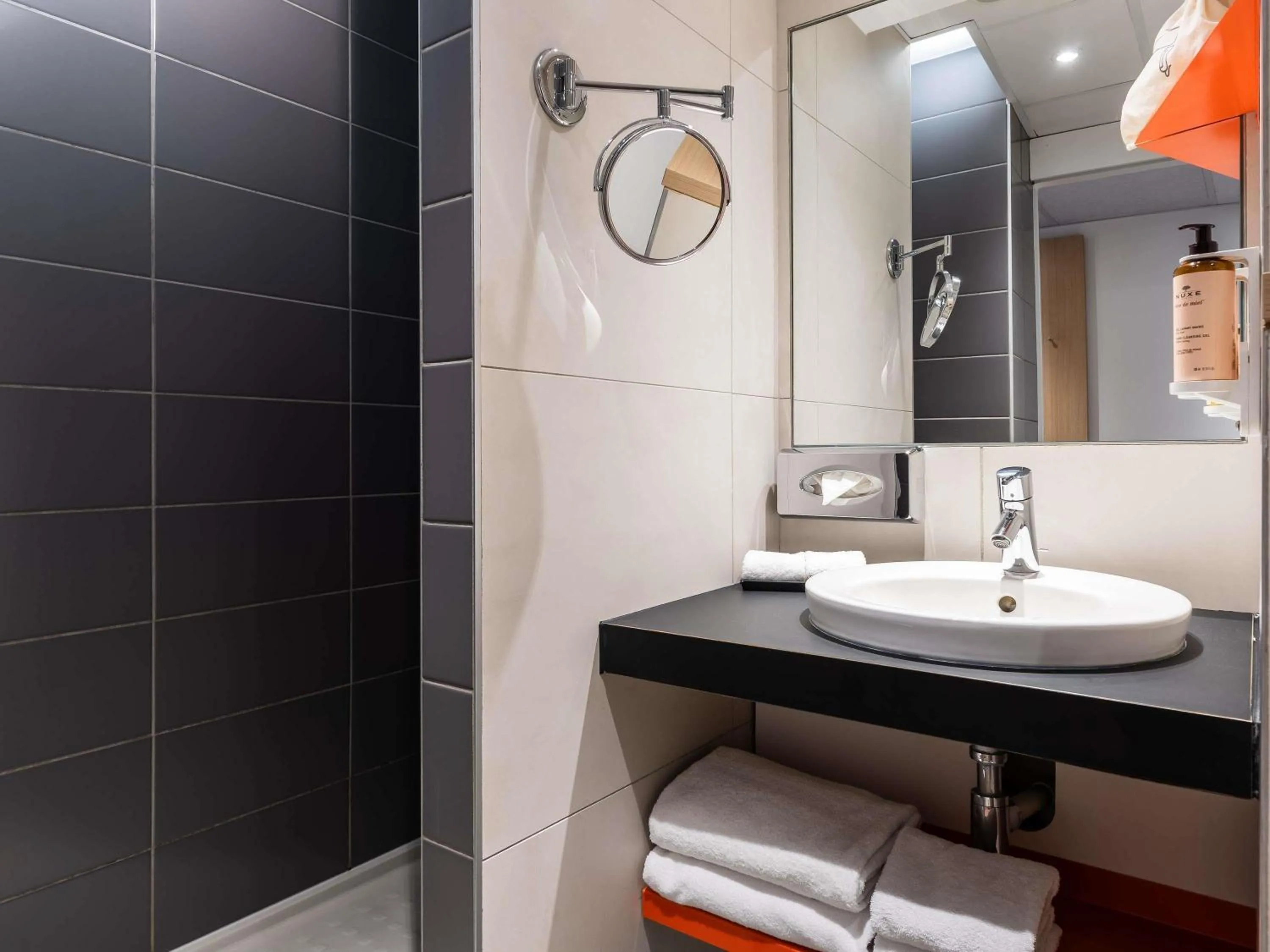 Bedroom in Mercure Paris Gare De Lyon TGV