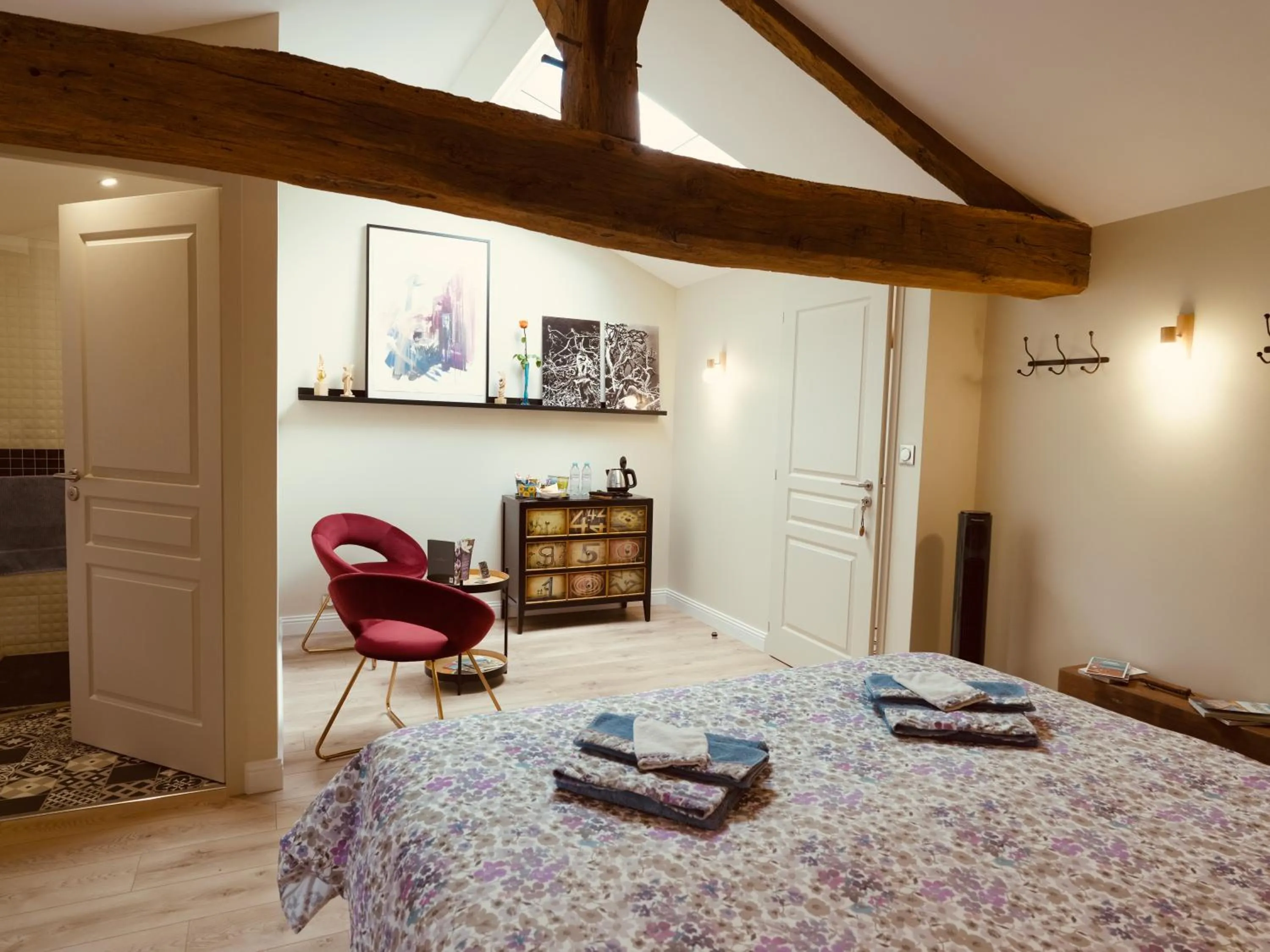 Bed in La maison du sculpteur à Tiffauges proche Puy du F