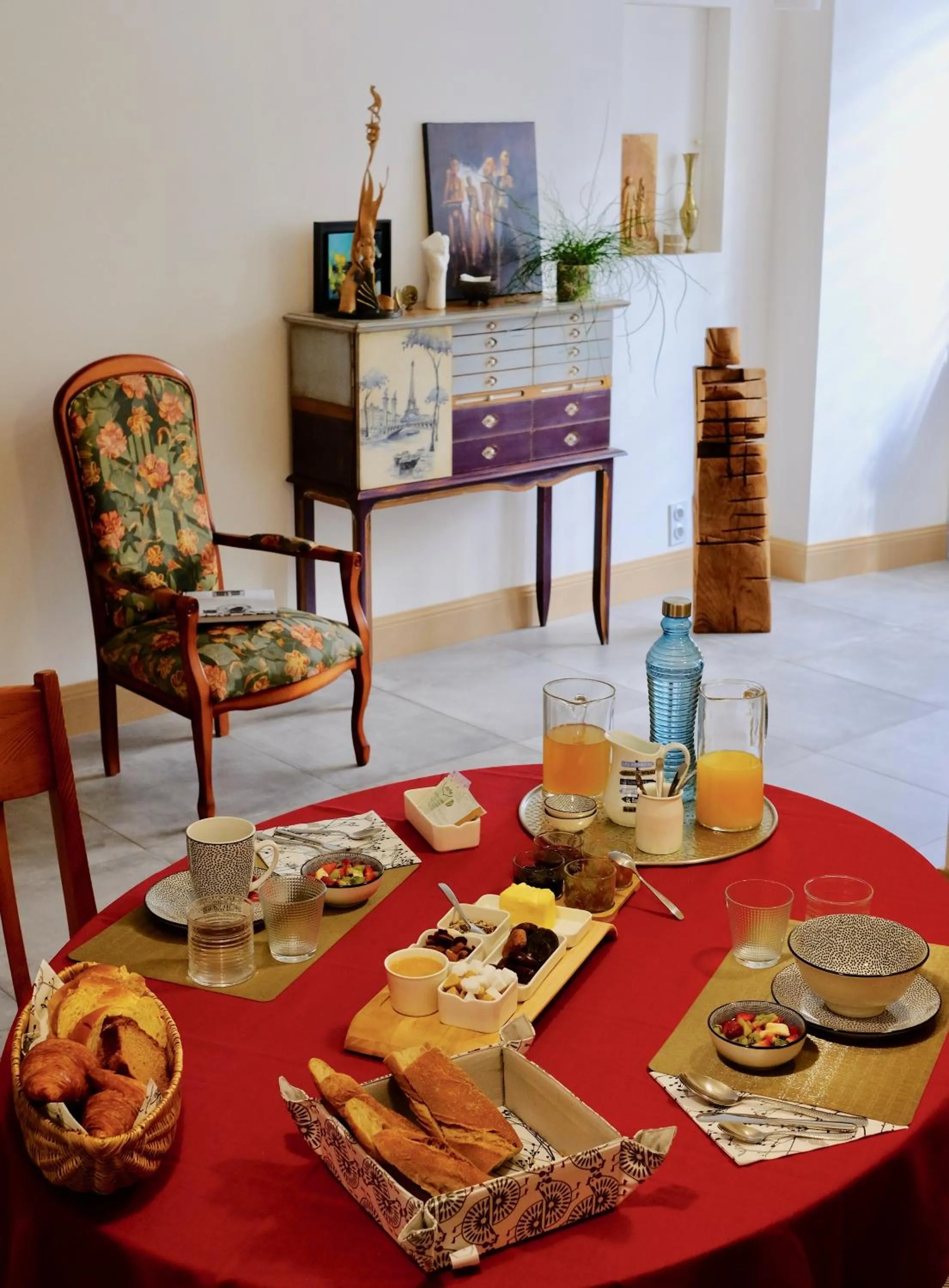 Breakfast in La maison du sculpteur à Tiffauges proche Puy du F