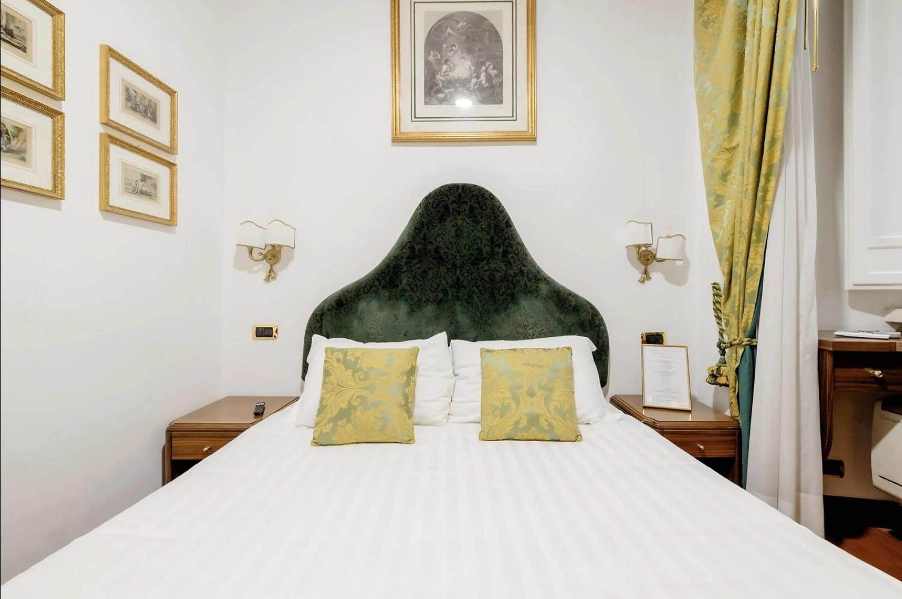 Bed in Pantheon Antique Suite