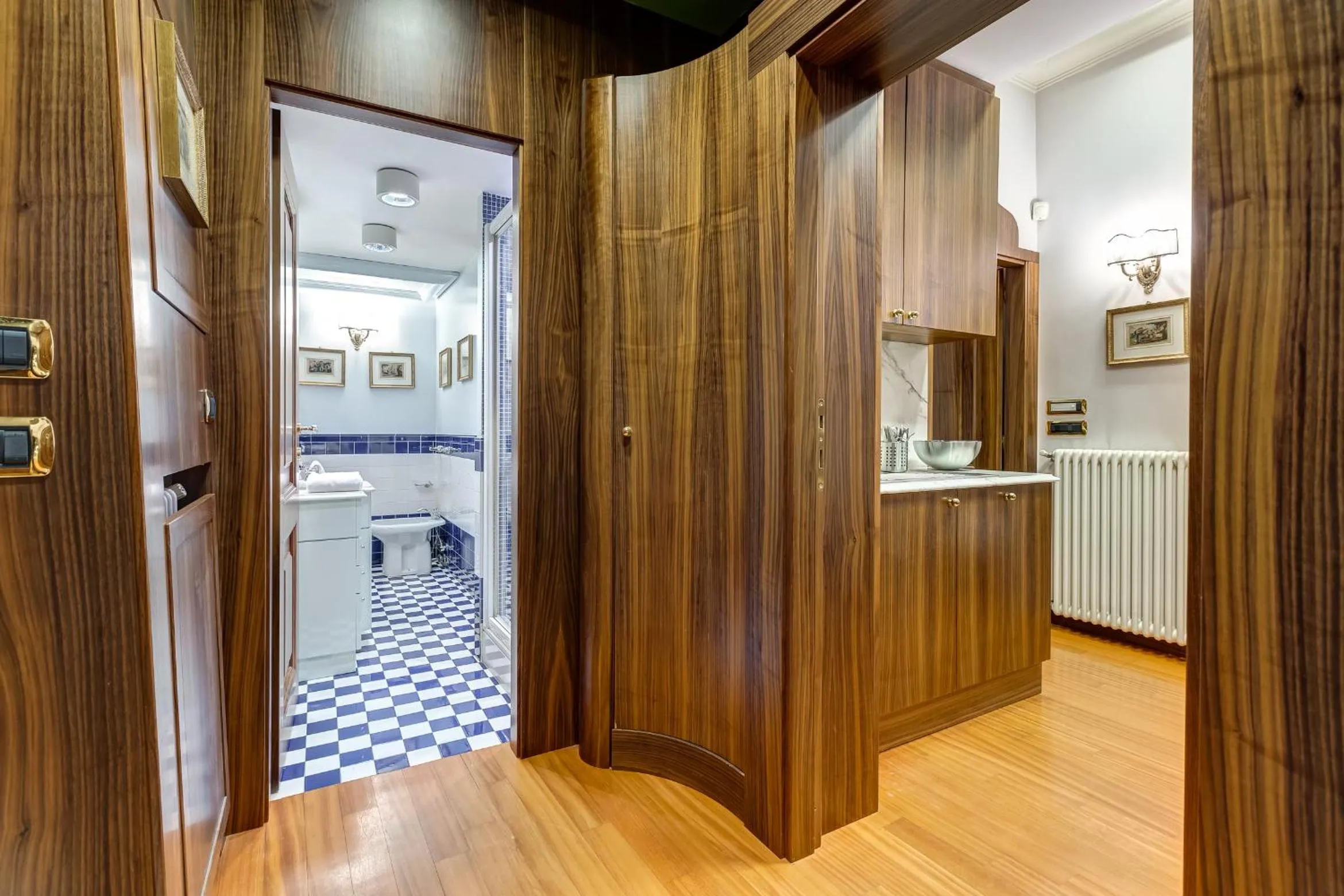 Kitchen or kitchenette in Pantheon Antique Suite