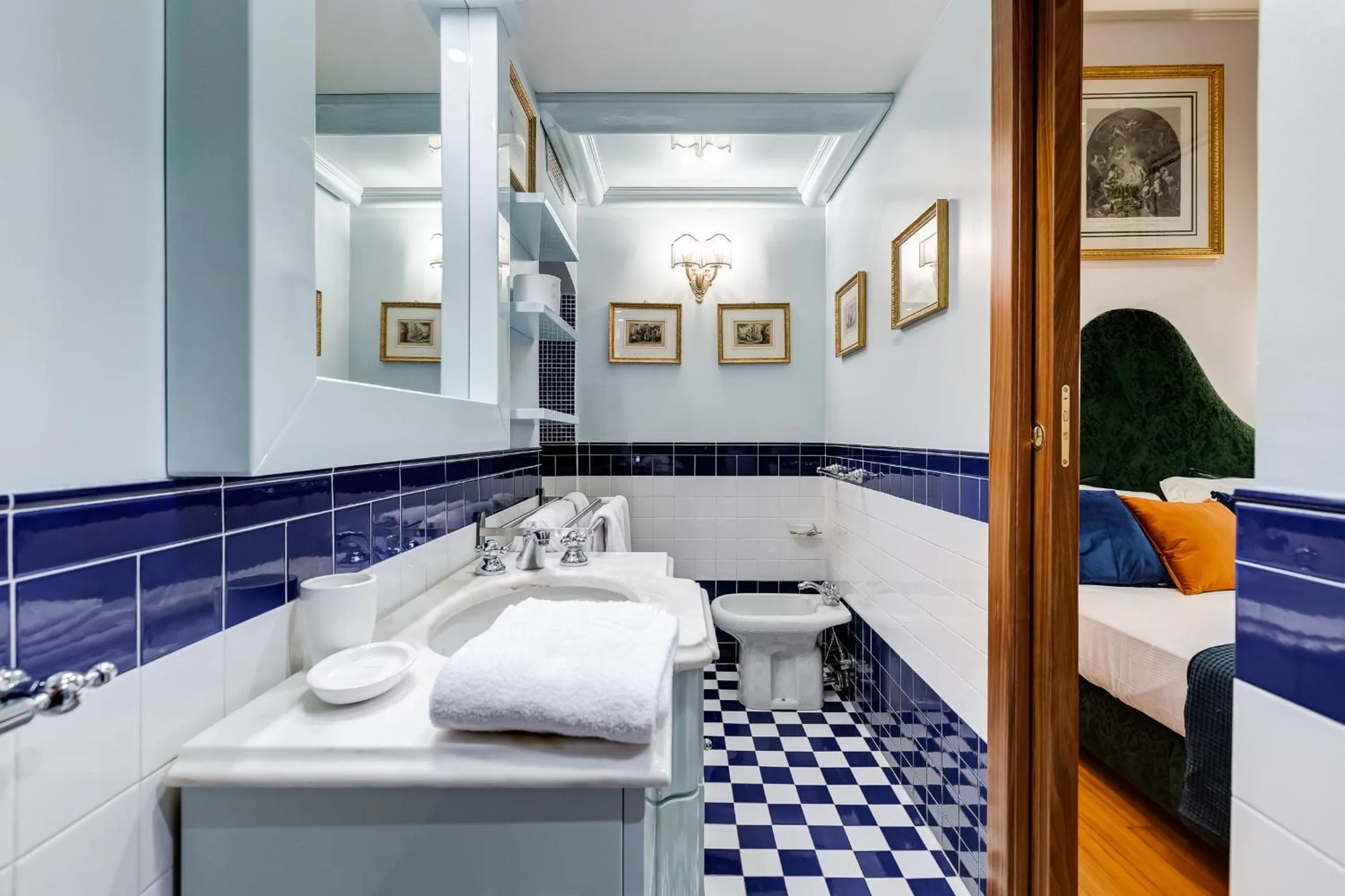 Bathroom, Bed in Pantheon Antique Suite