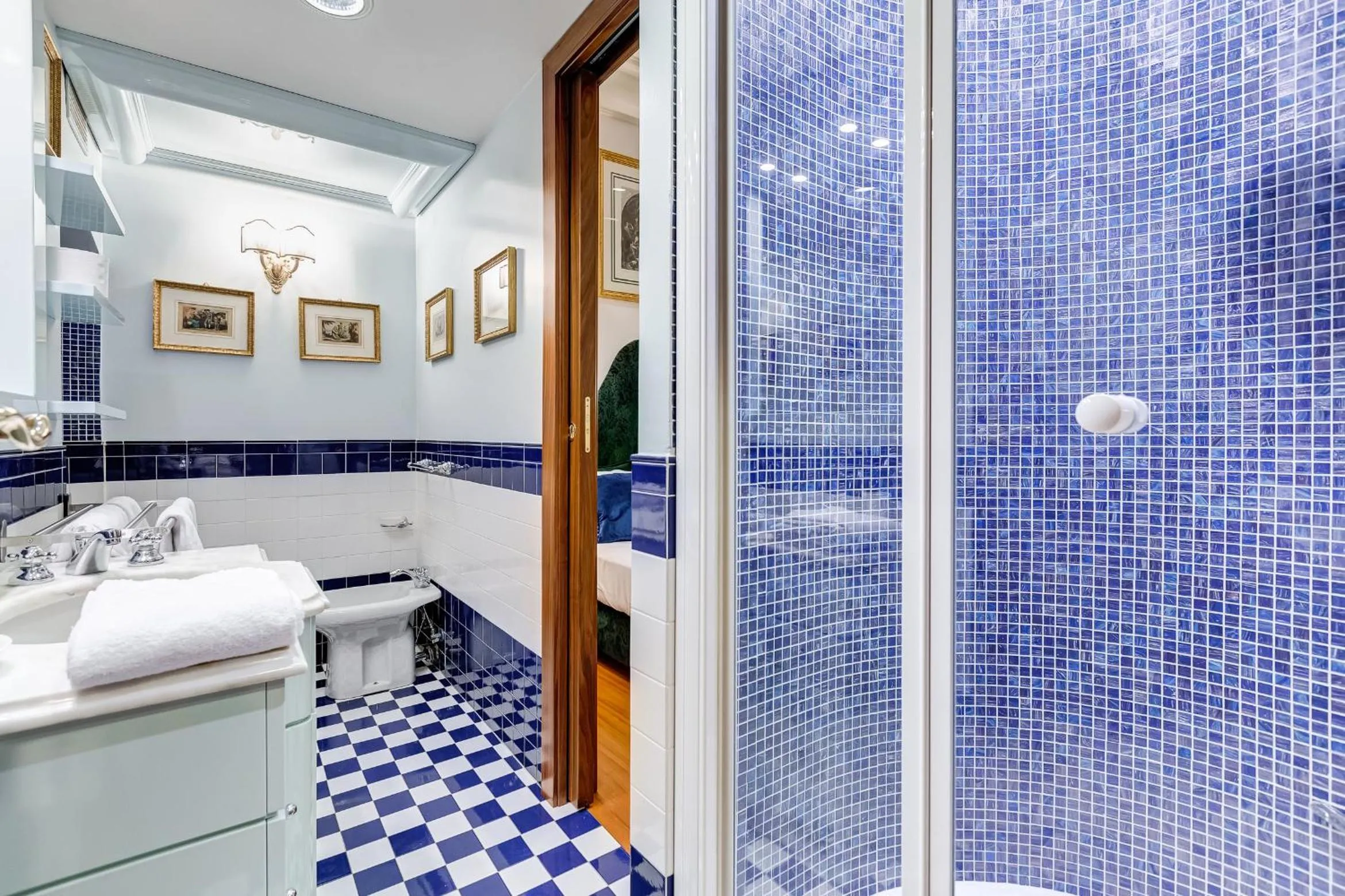 Shower, Bed in Pantheon Antique Suite