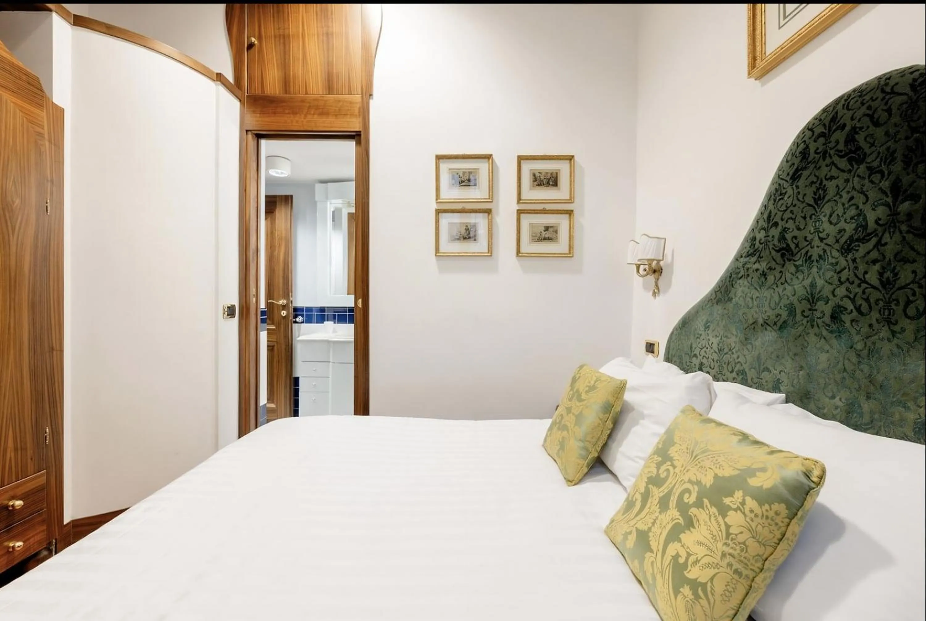 Bed in Pantheon Antique Suite