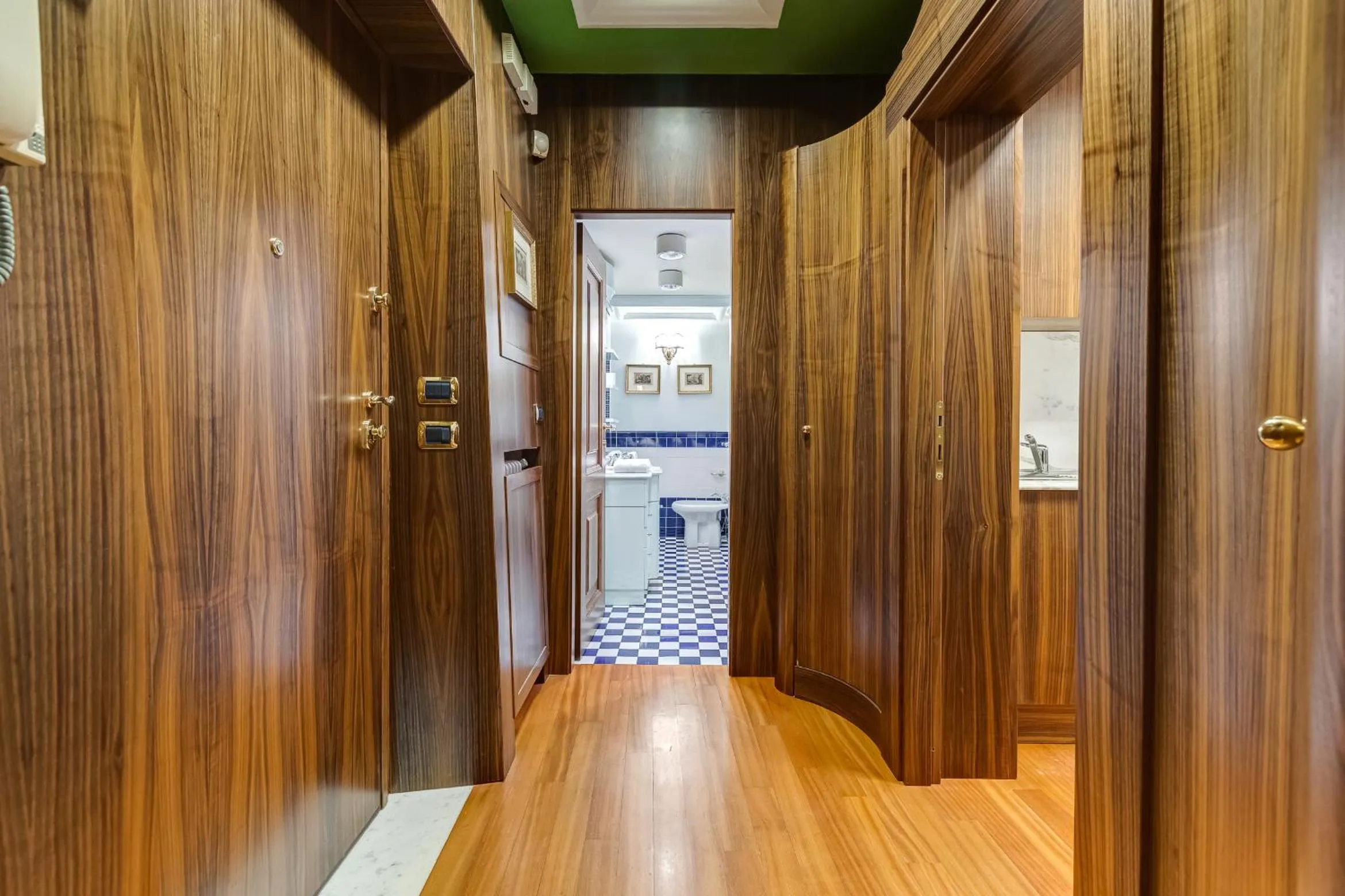 Photo of the whole room in Pantheon Antique Suite