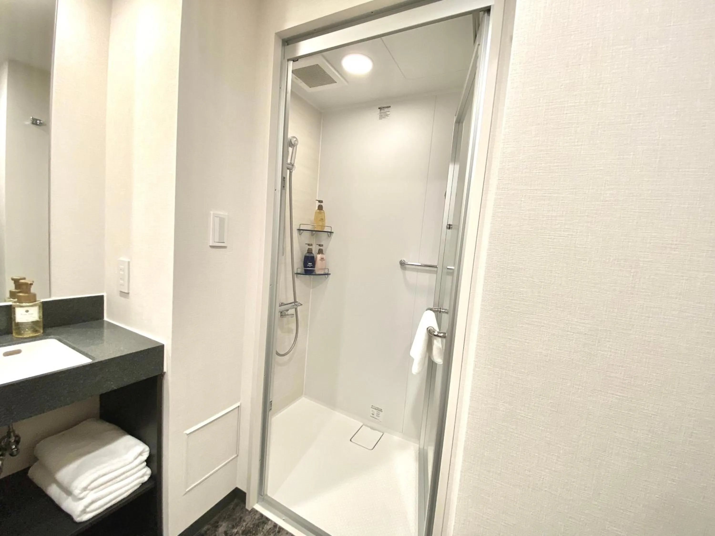 Shower in hotel MONday Premium Ueno Okachimachi