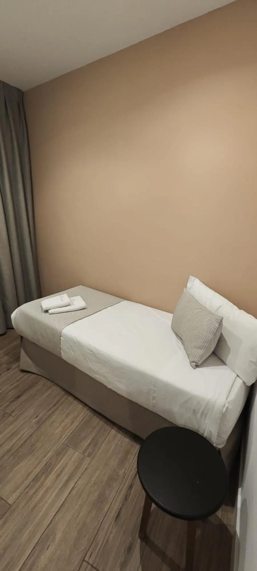 Bedroom, Bed in New Point Opera