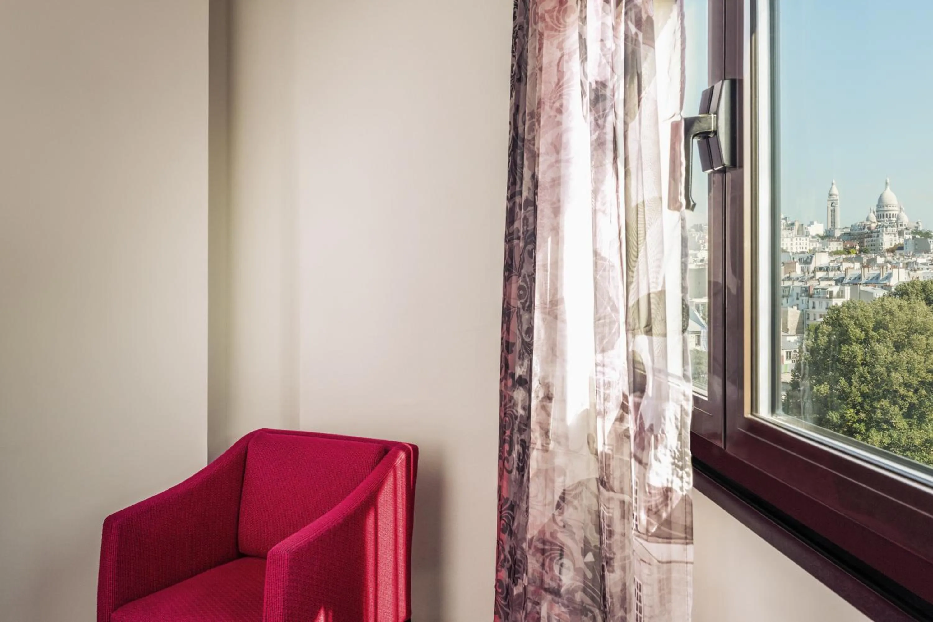 Photo of the whole room in Mercure Paris Montmartre Sacré Coeur