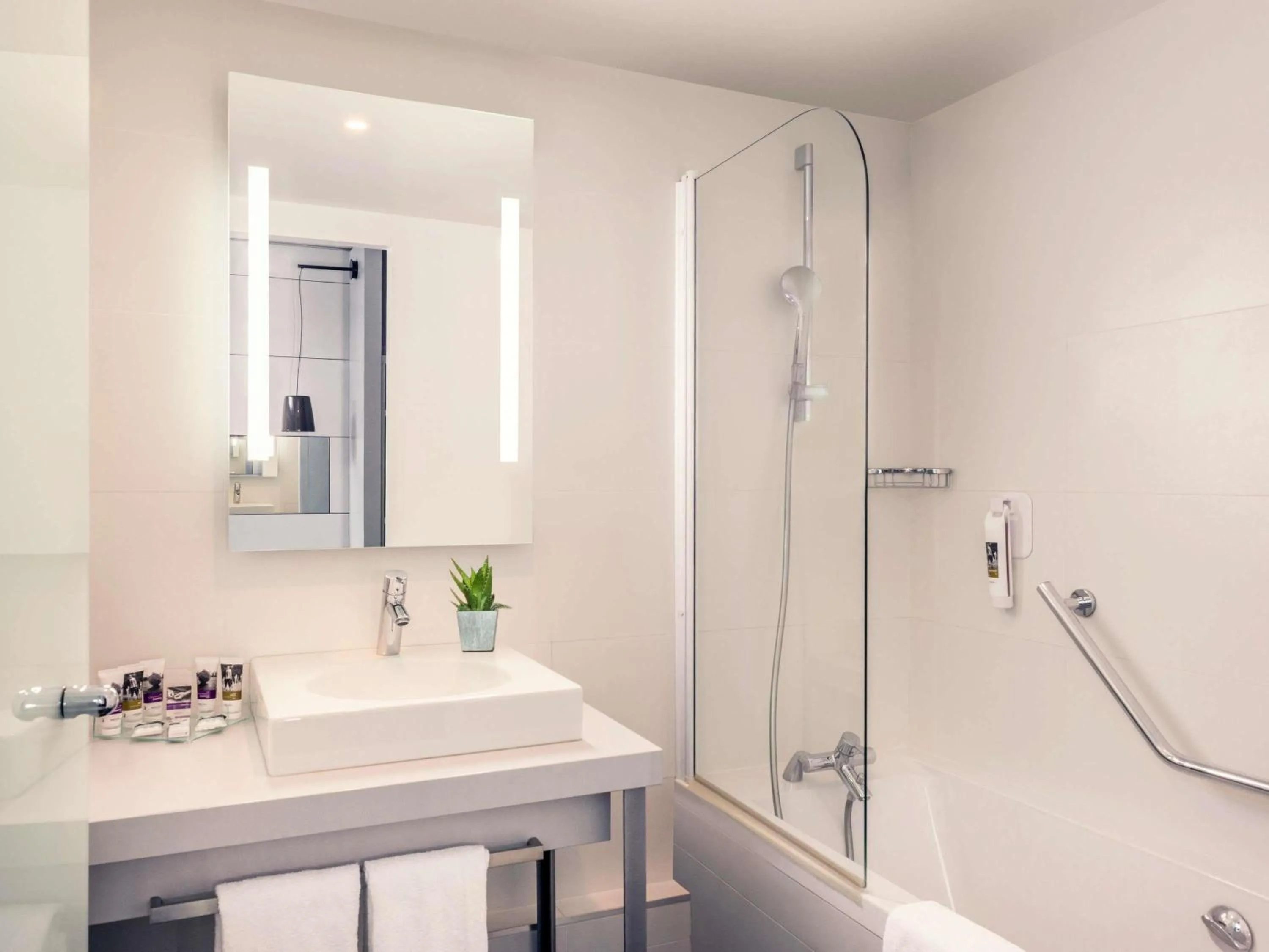 Bedroom in Mercure Paris Montmartre Sacré Coeur