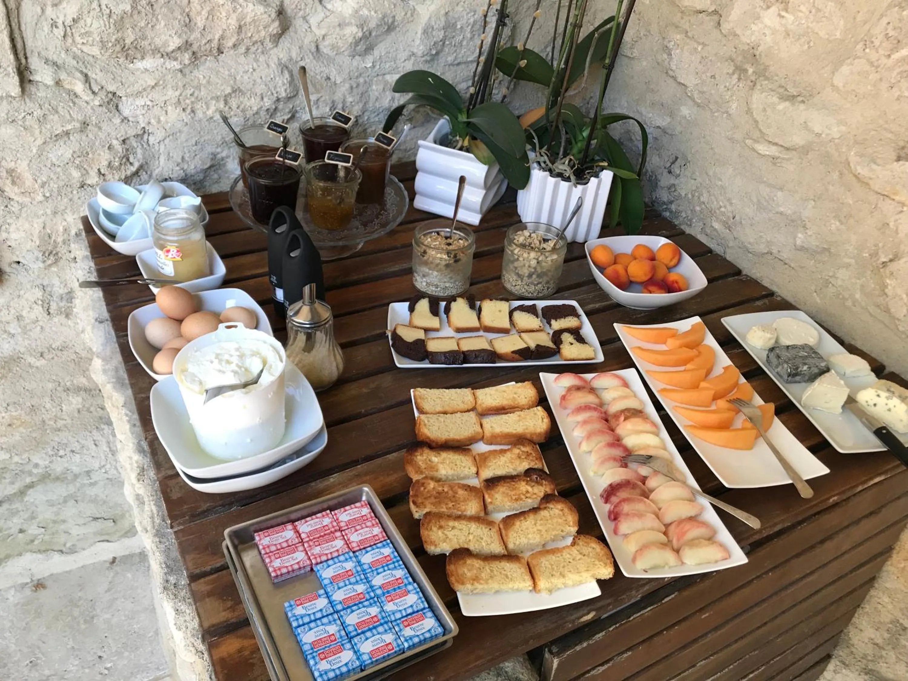 Breakfast in Le Moulin des Sources