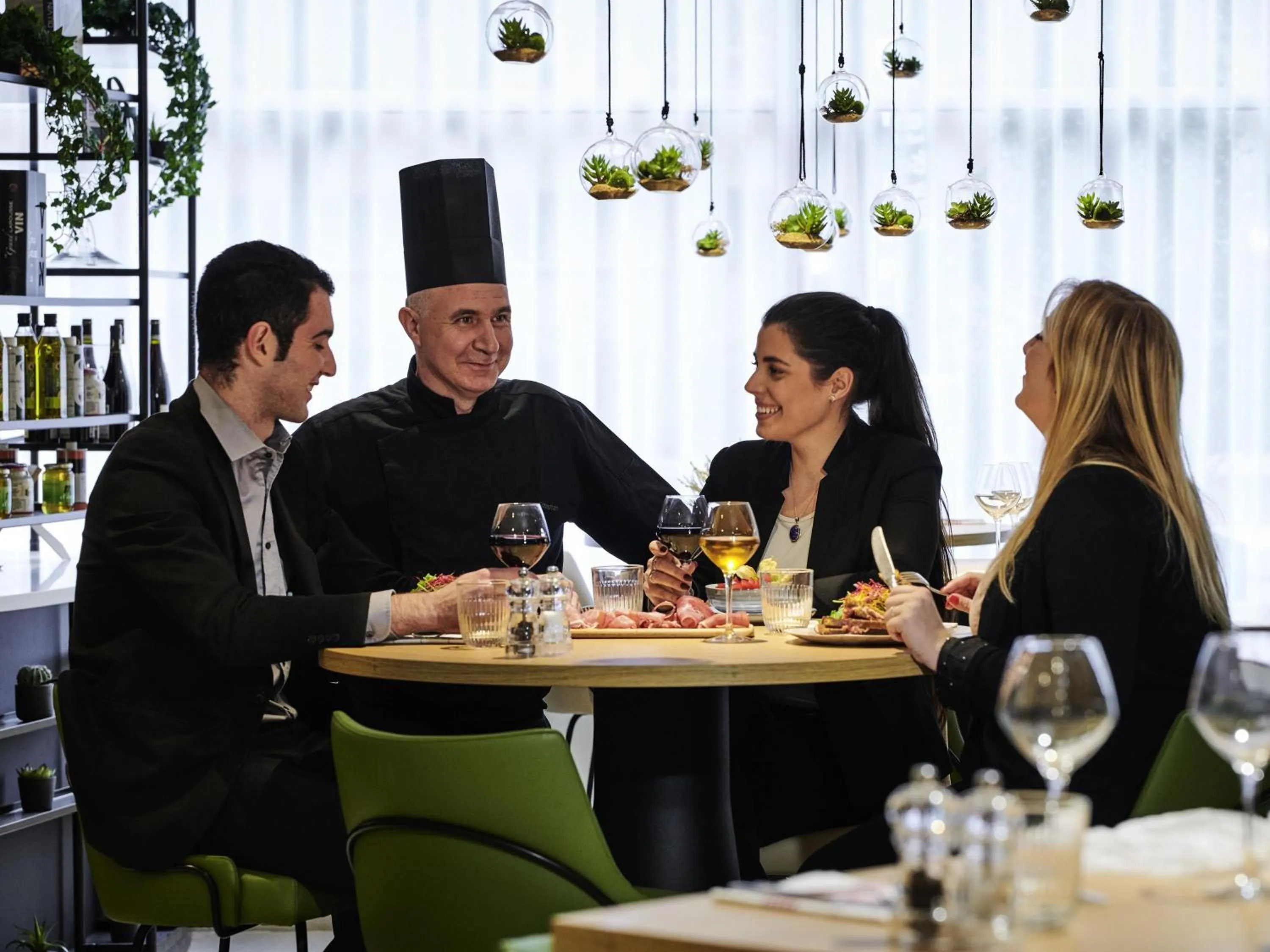 Restaurant/places to eat in Mercure Paris La Défense