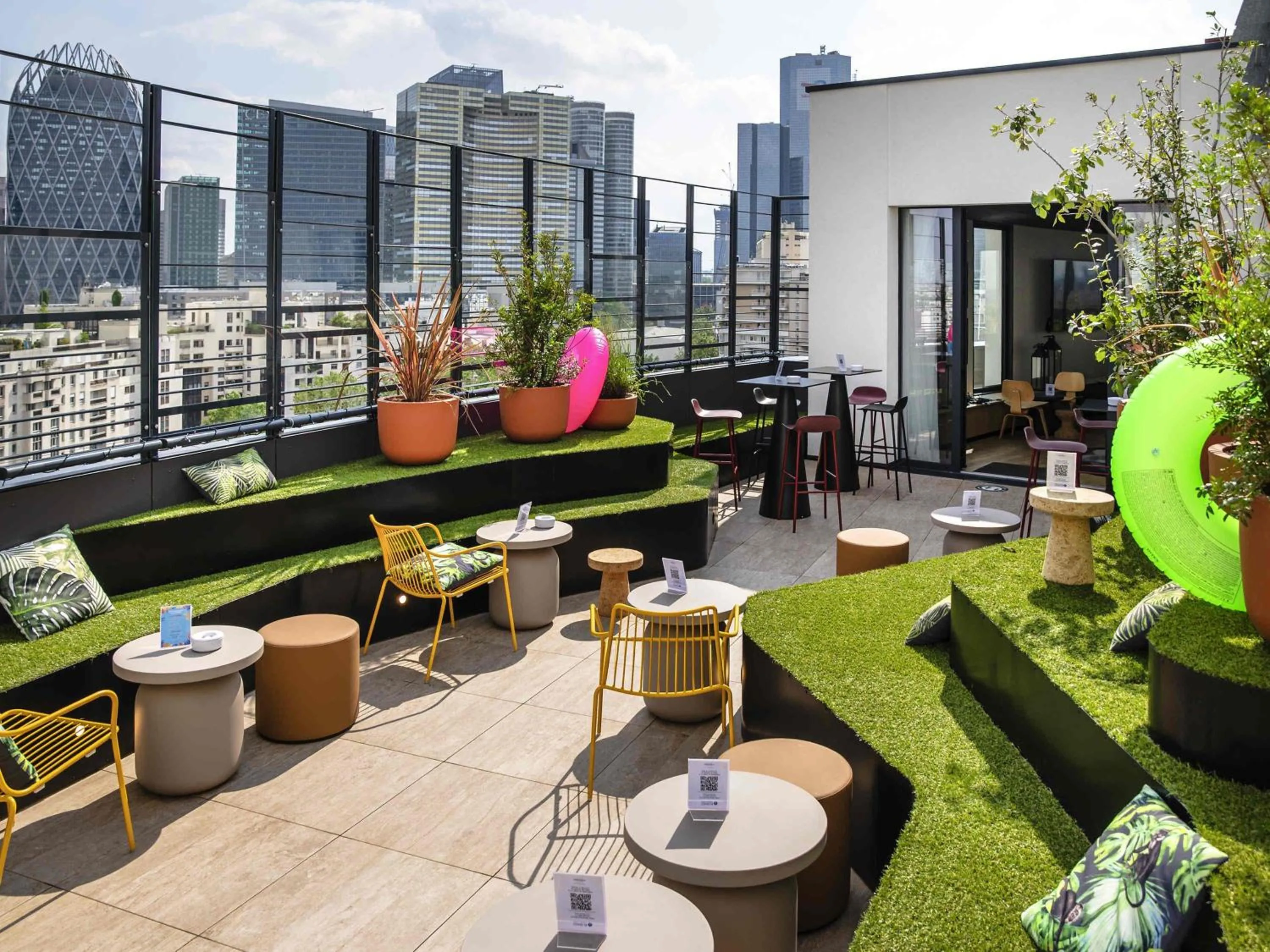 Restaurant/places to eat in Mercure Paris La Défense