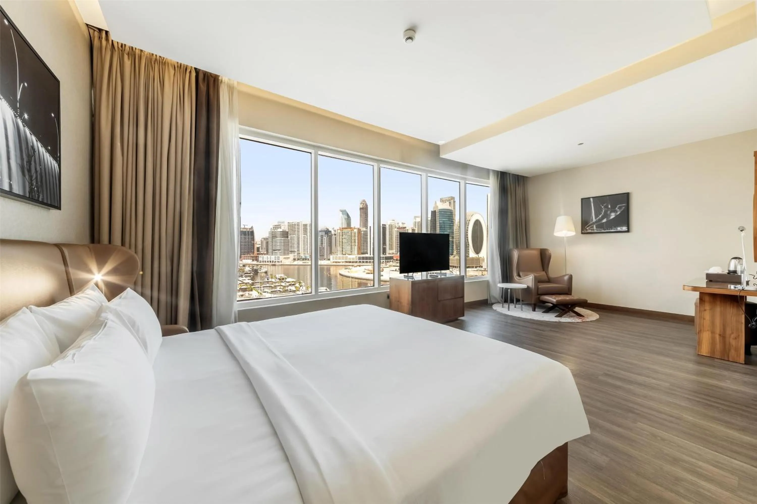 Bedroom, Bed in Radisson Blu Hotel, Dubai Canal View