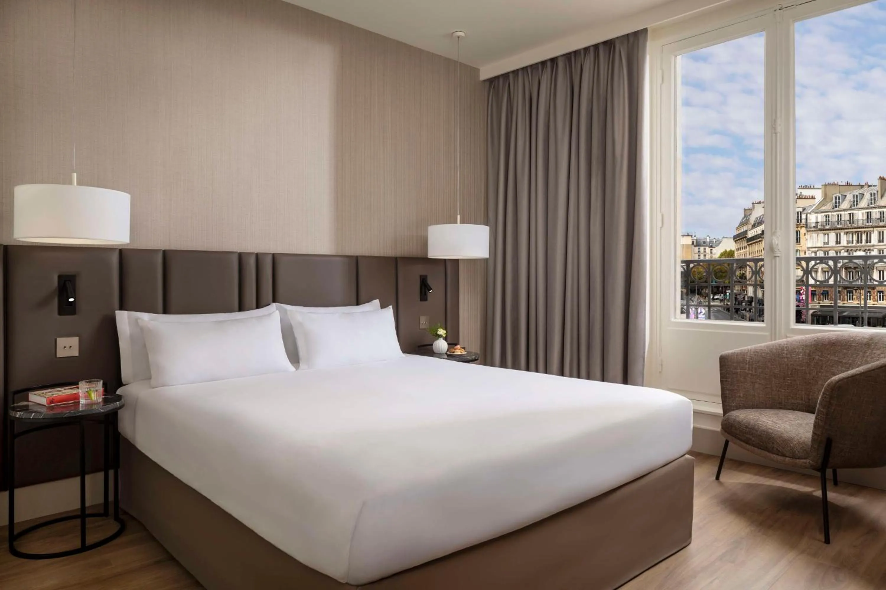 Bedroom, Bed in Holiday Inn Paris Gare de l'Est, an IHG Hotel