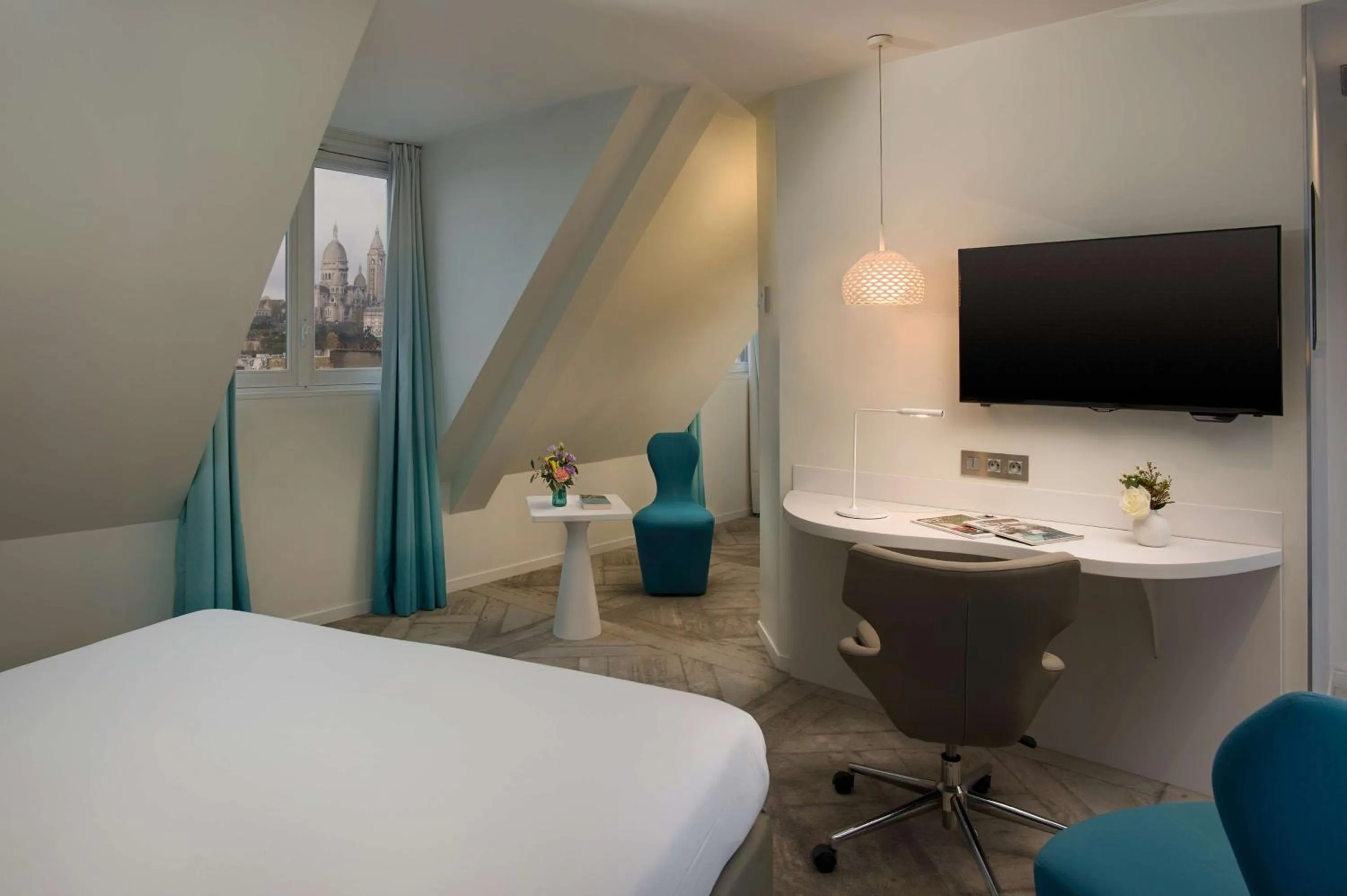 Bedroom, Bed in Holiday Inn Paris Gare de l'Est, an IHG Hotel