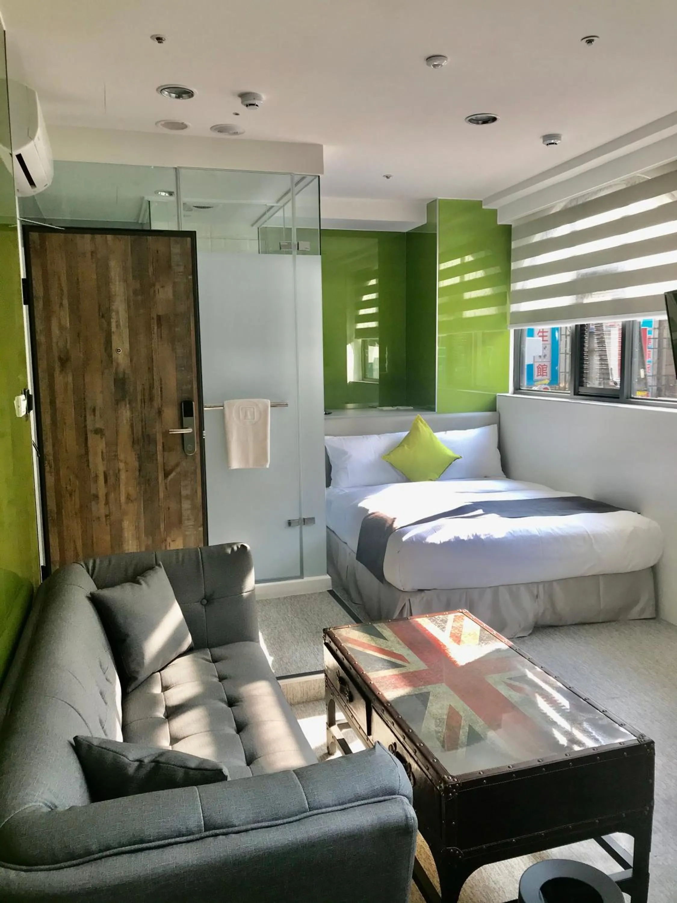 Living room, Bed in T.O. Hotel - Taipei station