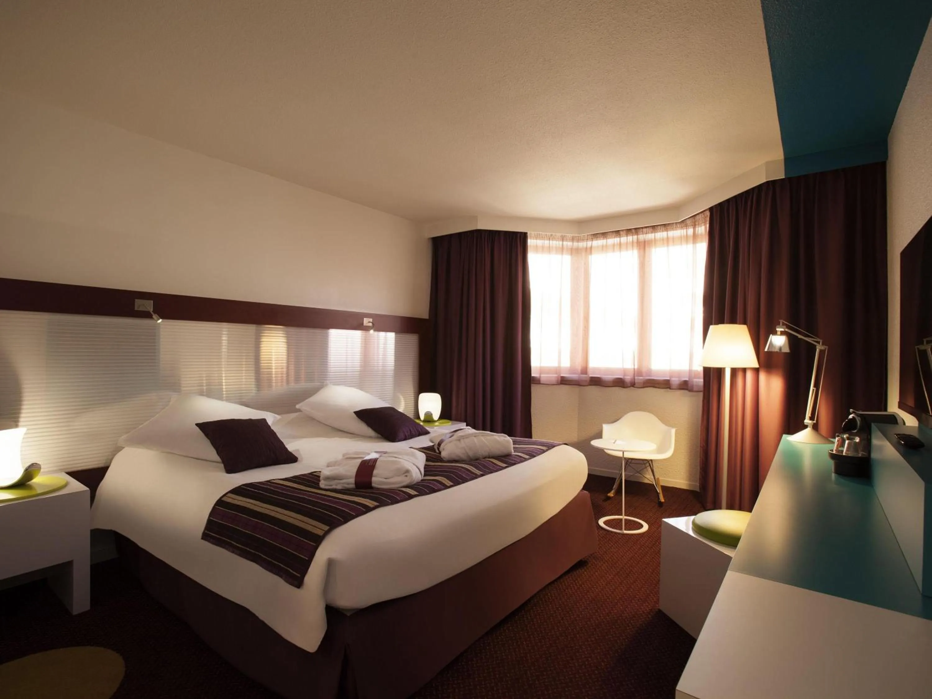 Property building, Bed in Mercure Strasbourg Centre