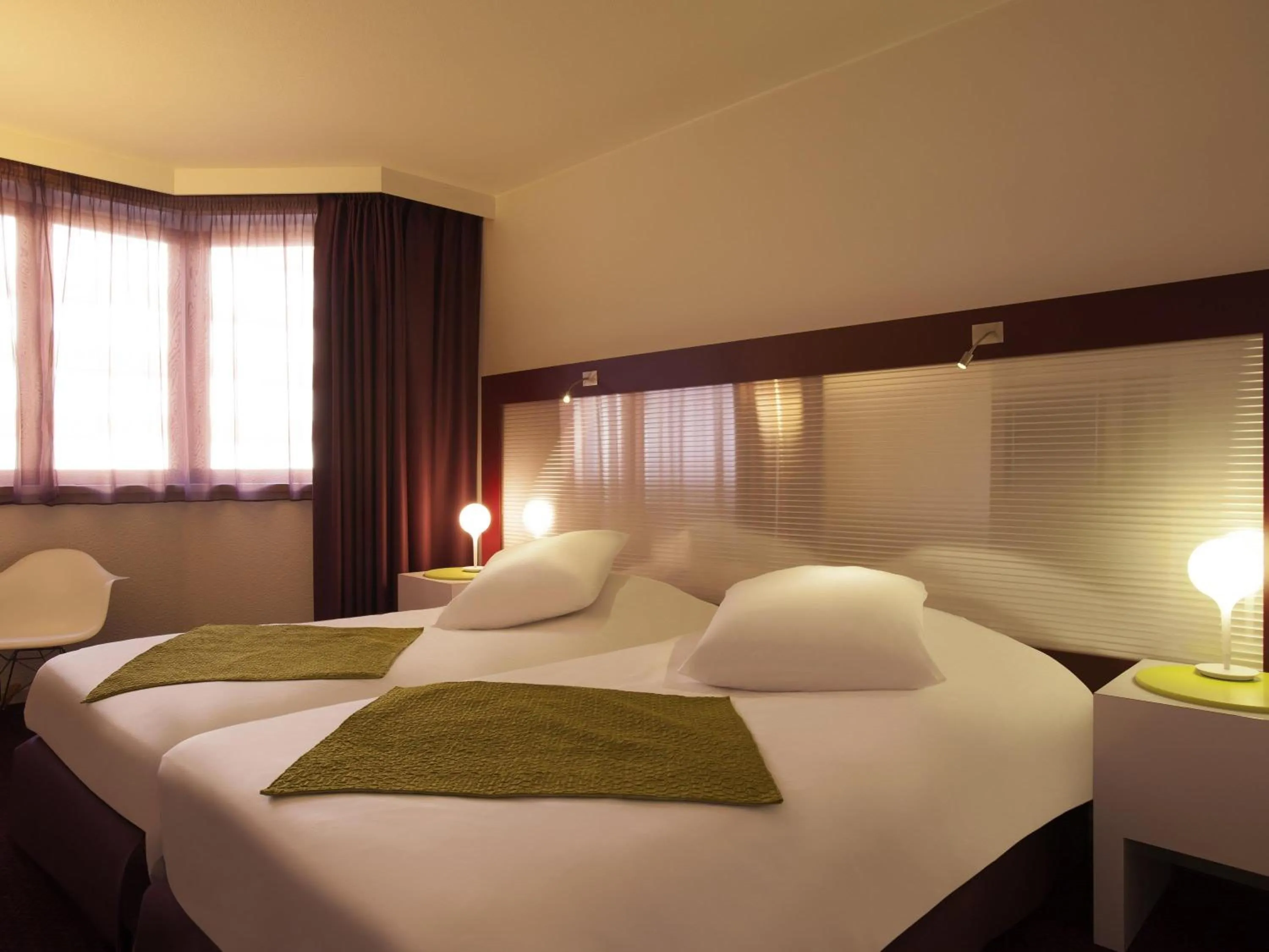 Property building, Bed in Mercure Strasbourg Centre