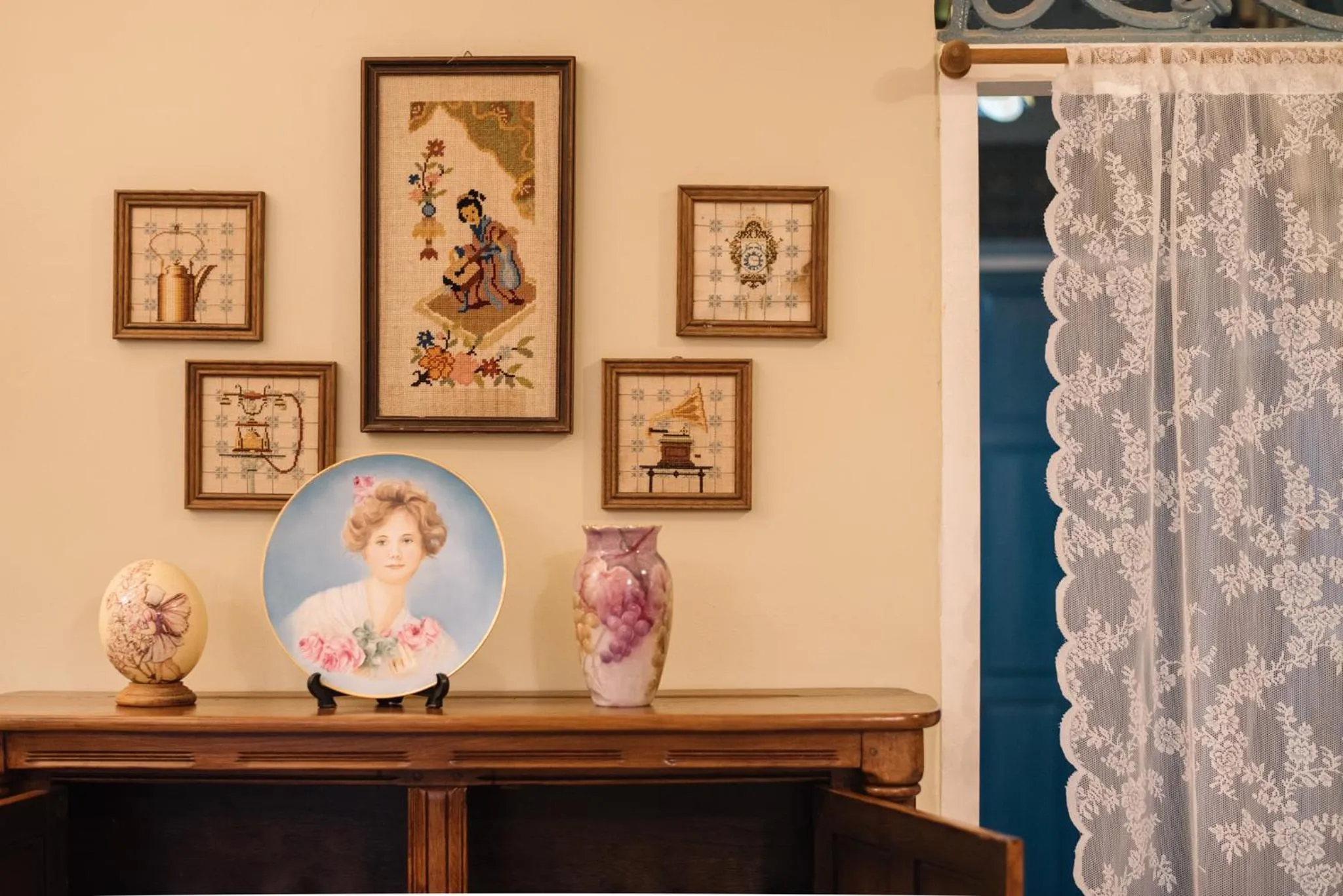 Decorative detail in Lhong Yaowarat hostel