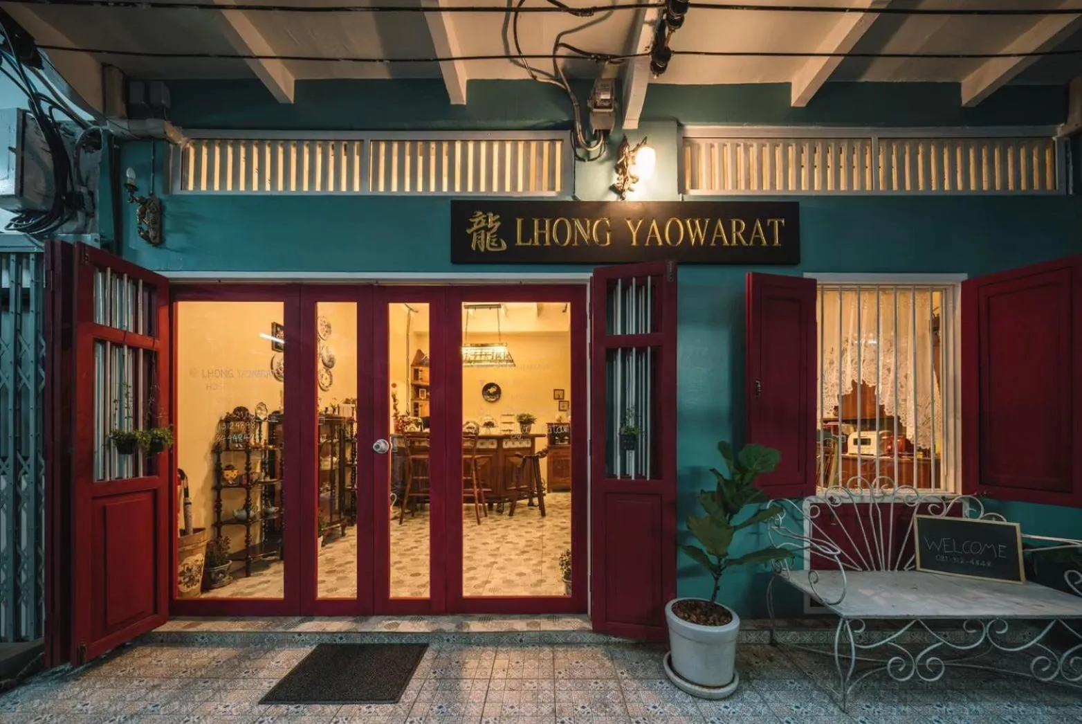 Facade/entrance in Lhong Yaowarat hostel