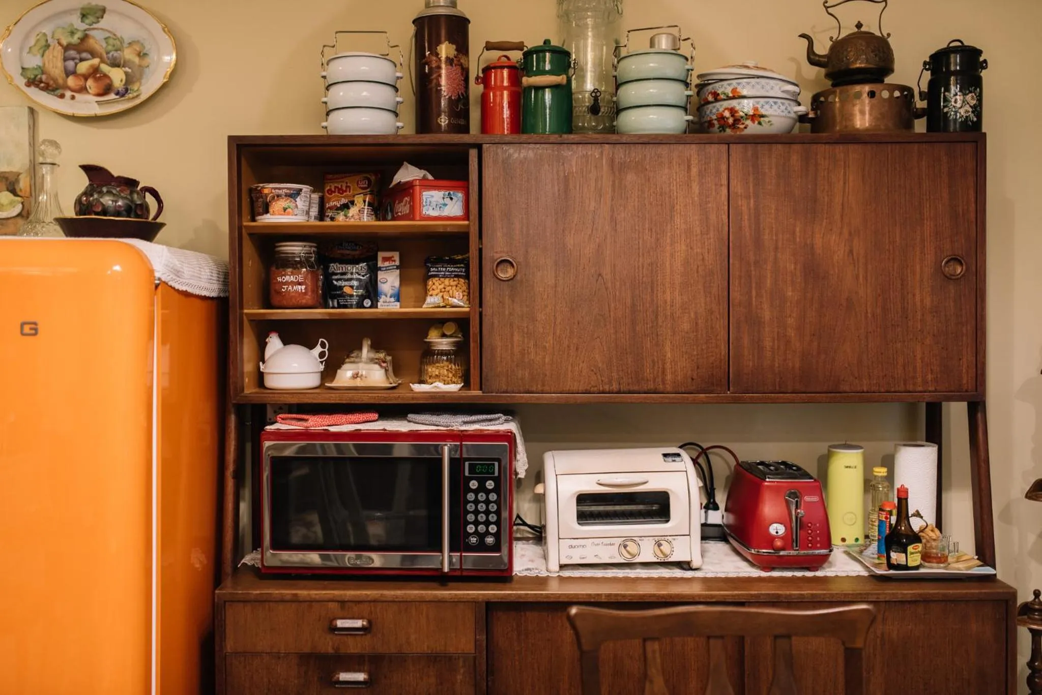 Communal kitchen in Lhong Yaowarat hostel