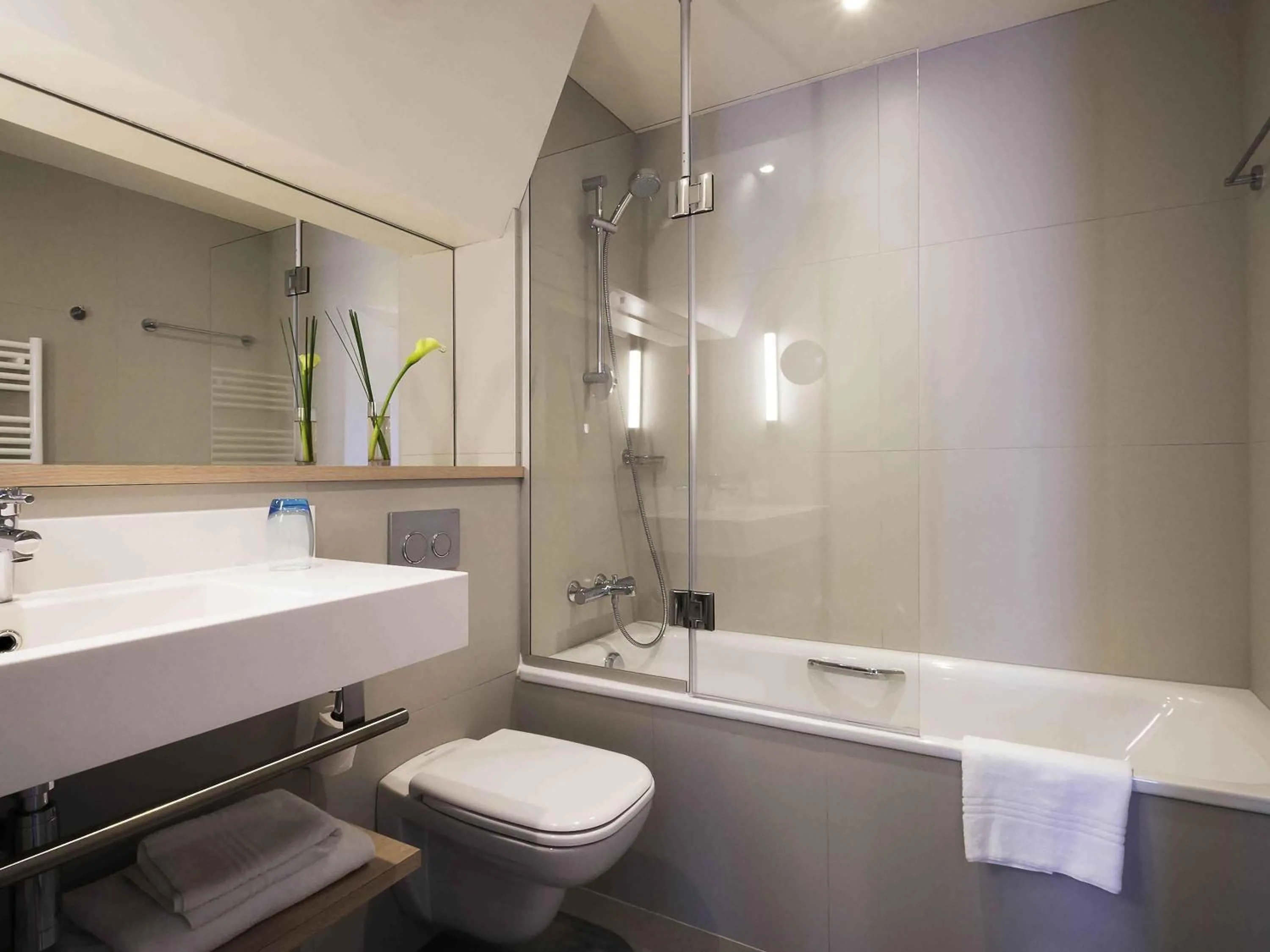 Bedroom in Mercure Deauville Centre