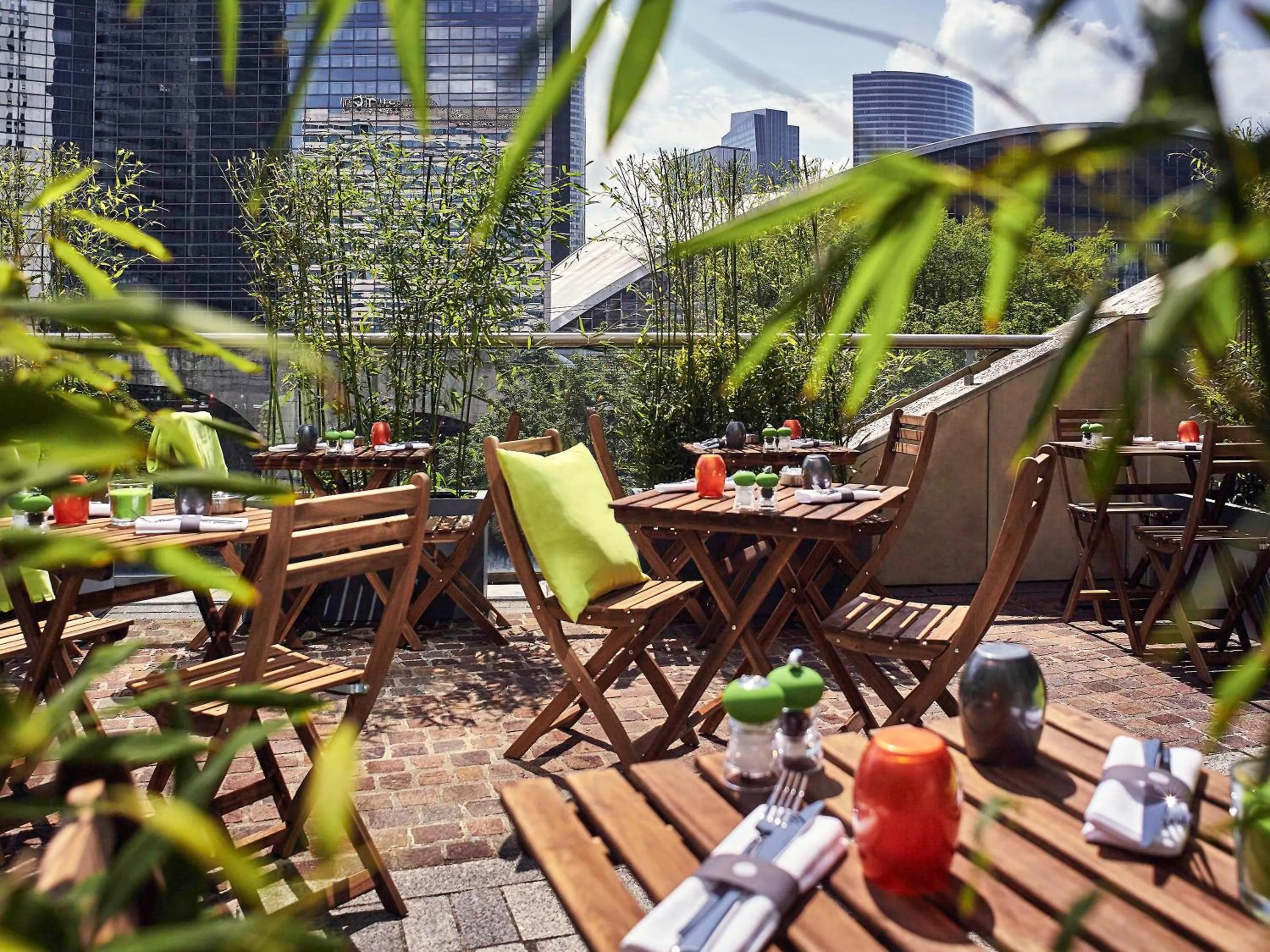 Restaurant/places to eat in Pullman Paris La Défense