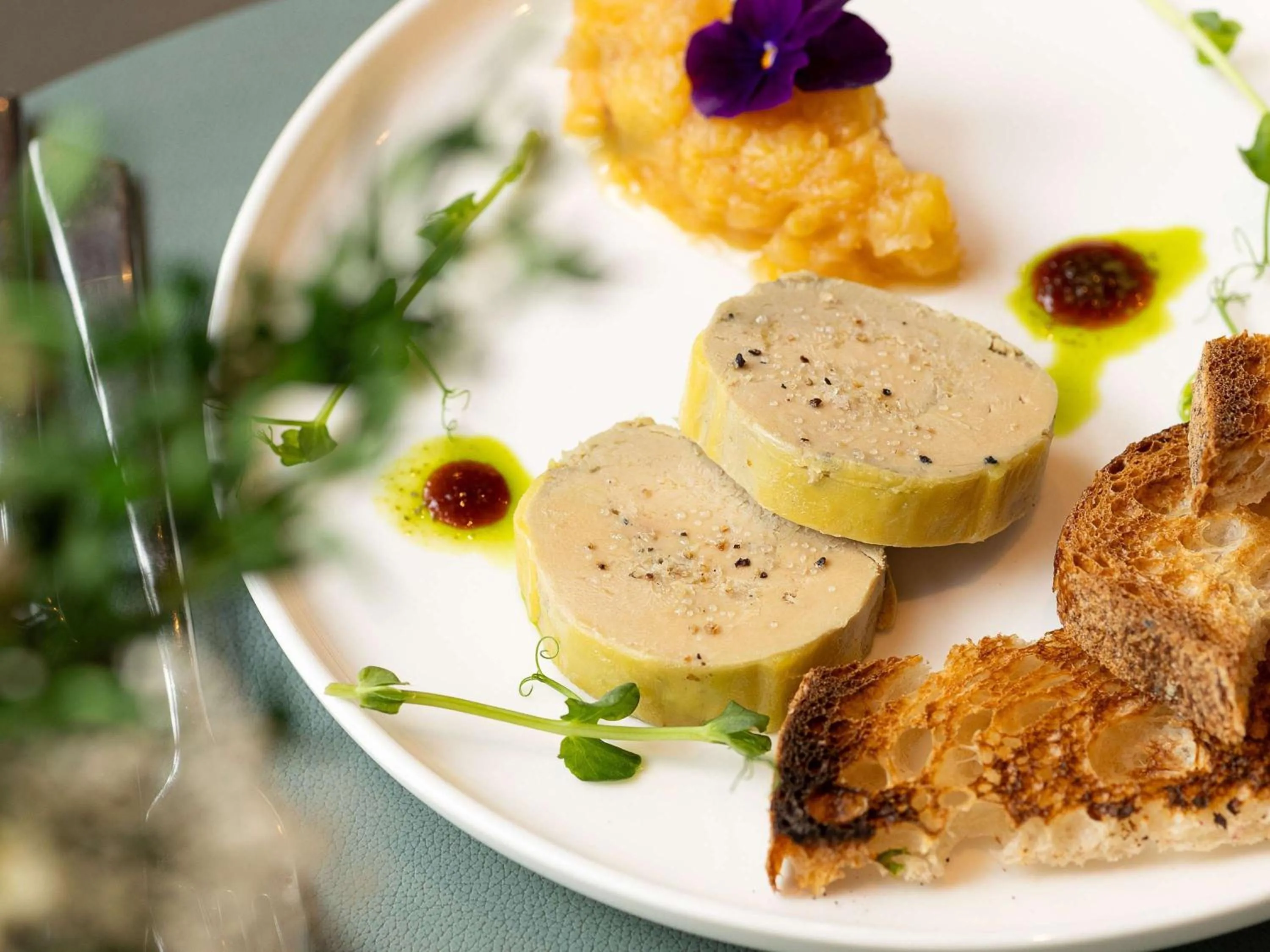 Restaurant/places to eat in Pullman Paris La Défense