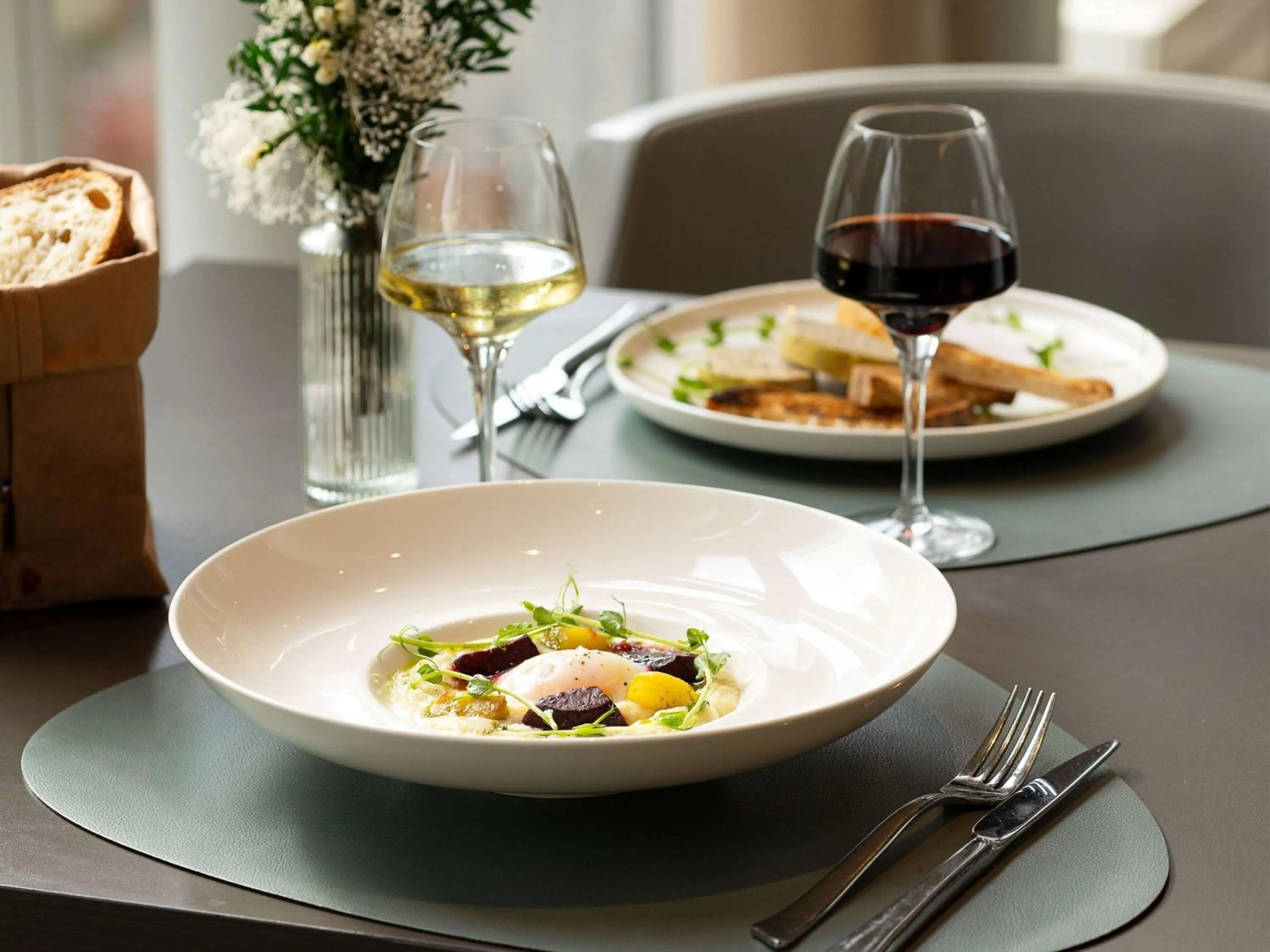 Restaurant/places to eat in Pullman Paris La Défense