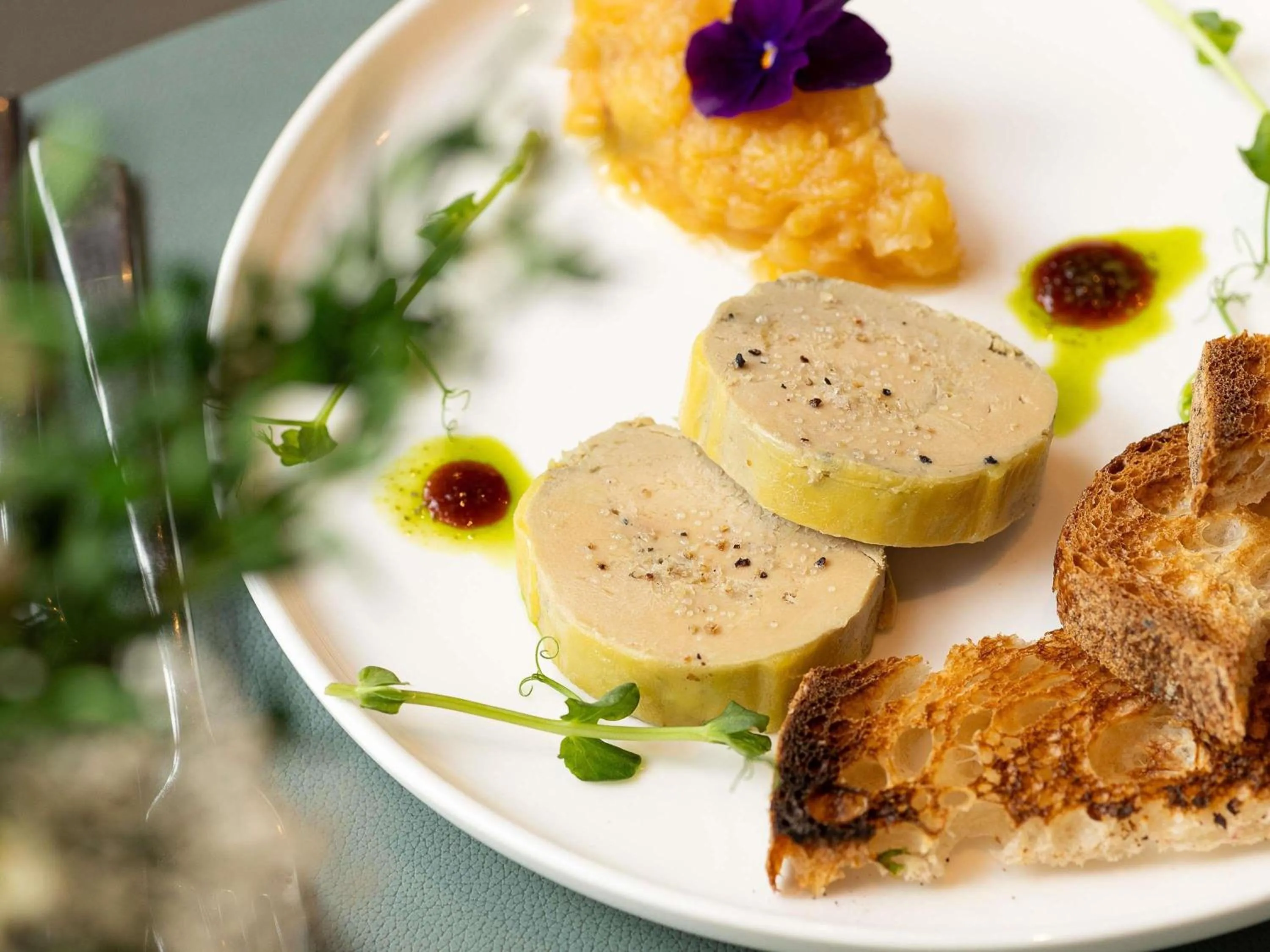 Restaurant/places to eat in Pullman Paris La Défense