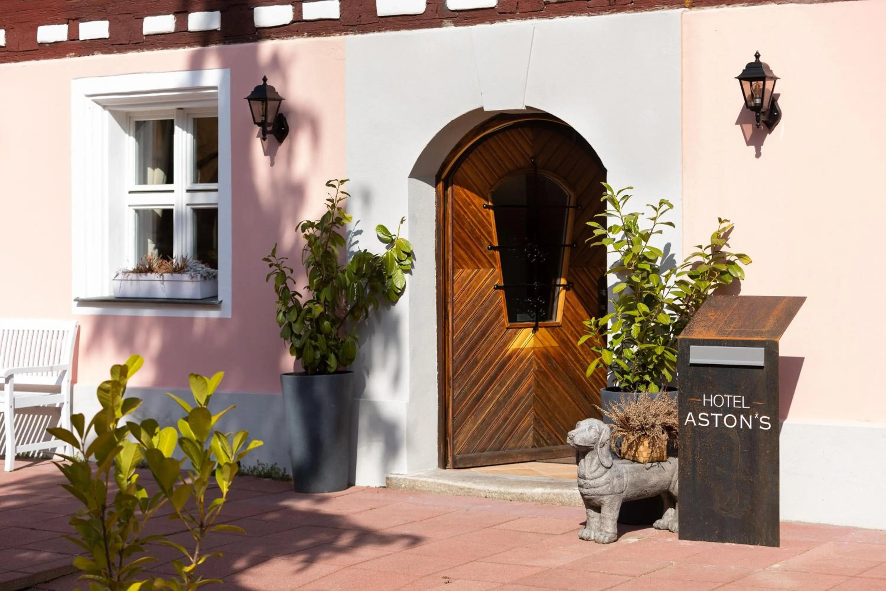 Facade/entrance in Aston‘s Hotel