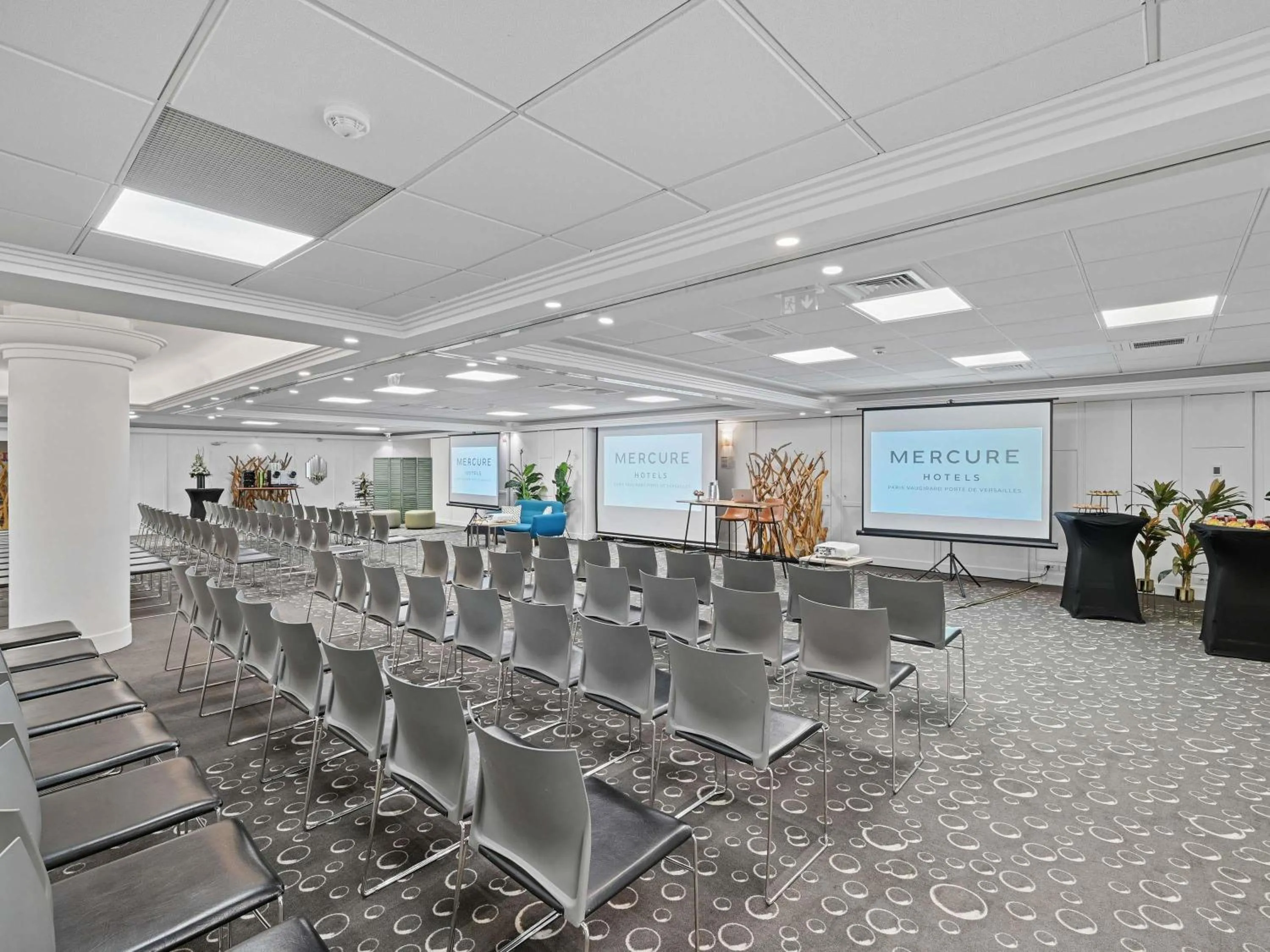 Property building in Mercure Paris Vaugirard Porte De Versailles