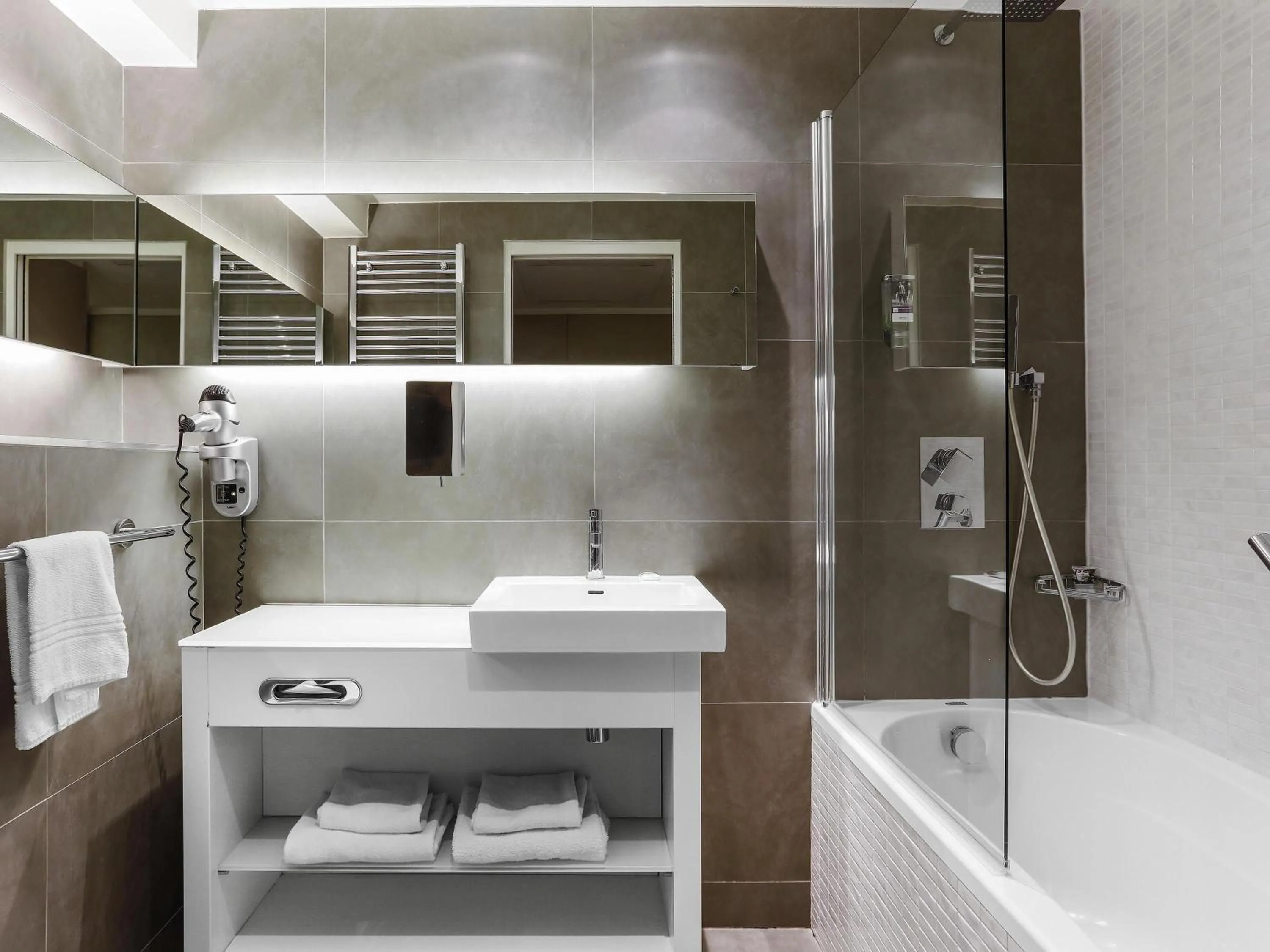 Bedroom in Mercure Paris Vaugirard Porte De Versailles