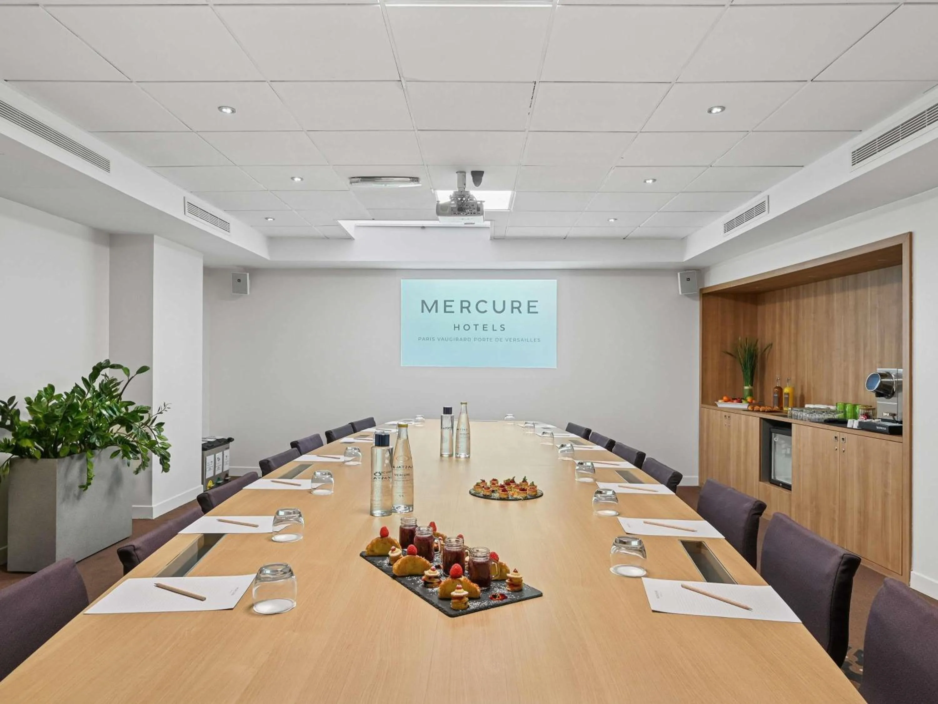 Property building in Mercure Paris Vaugirard Porte De Versailles