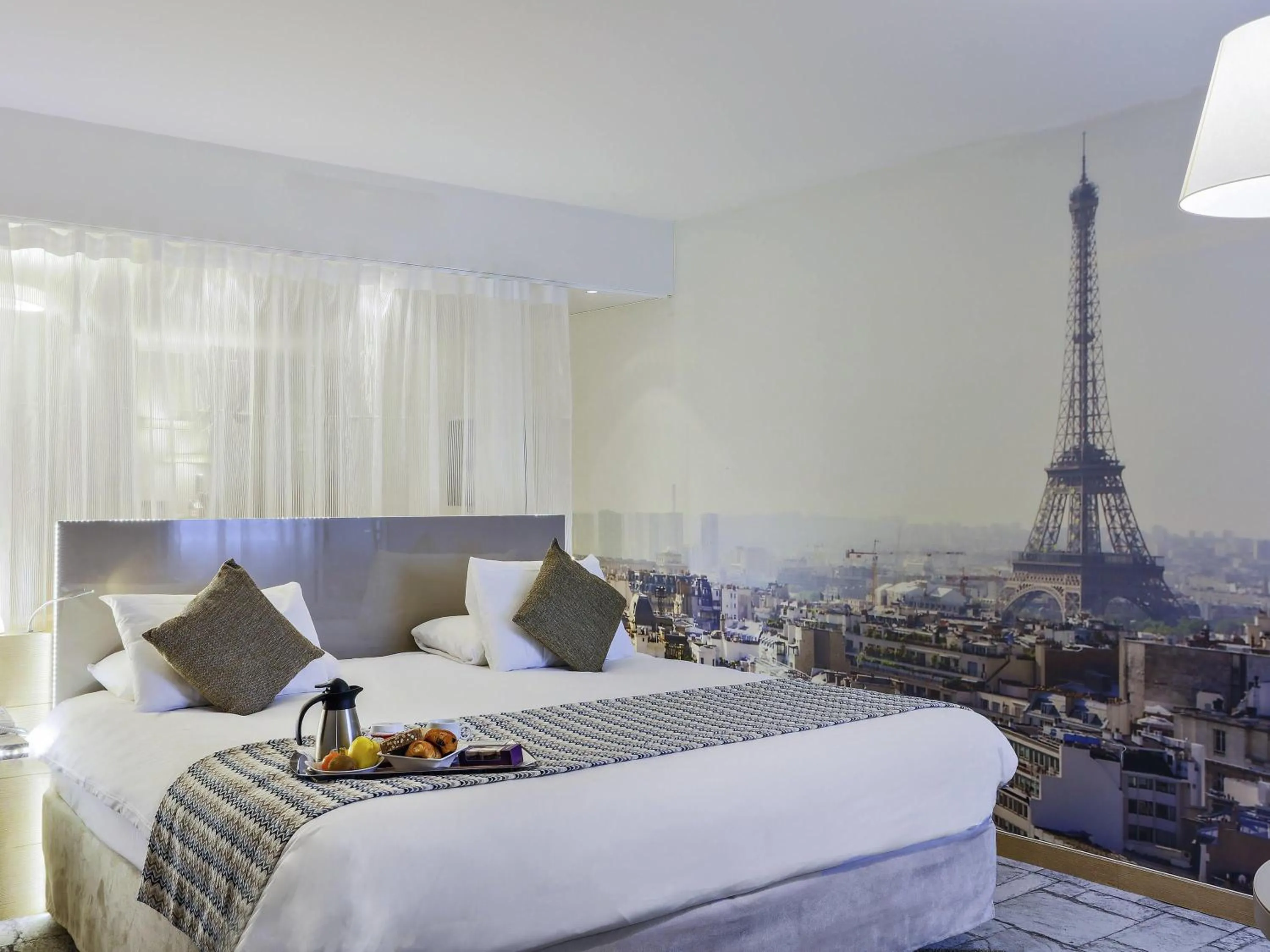 Property building, Bed in Mercure Paris Vaugirard Porte De Versailles