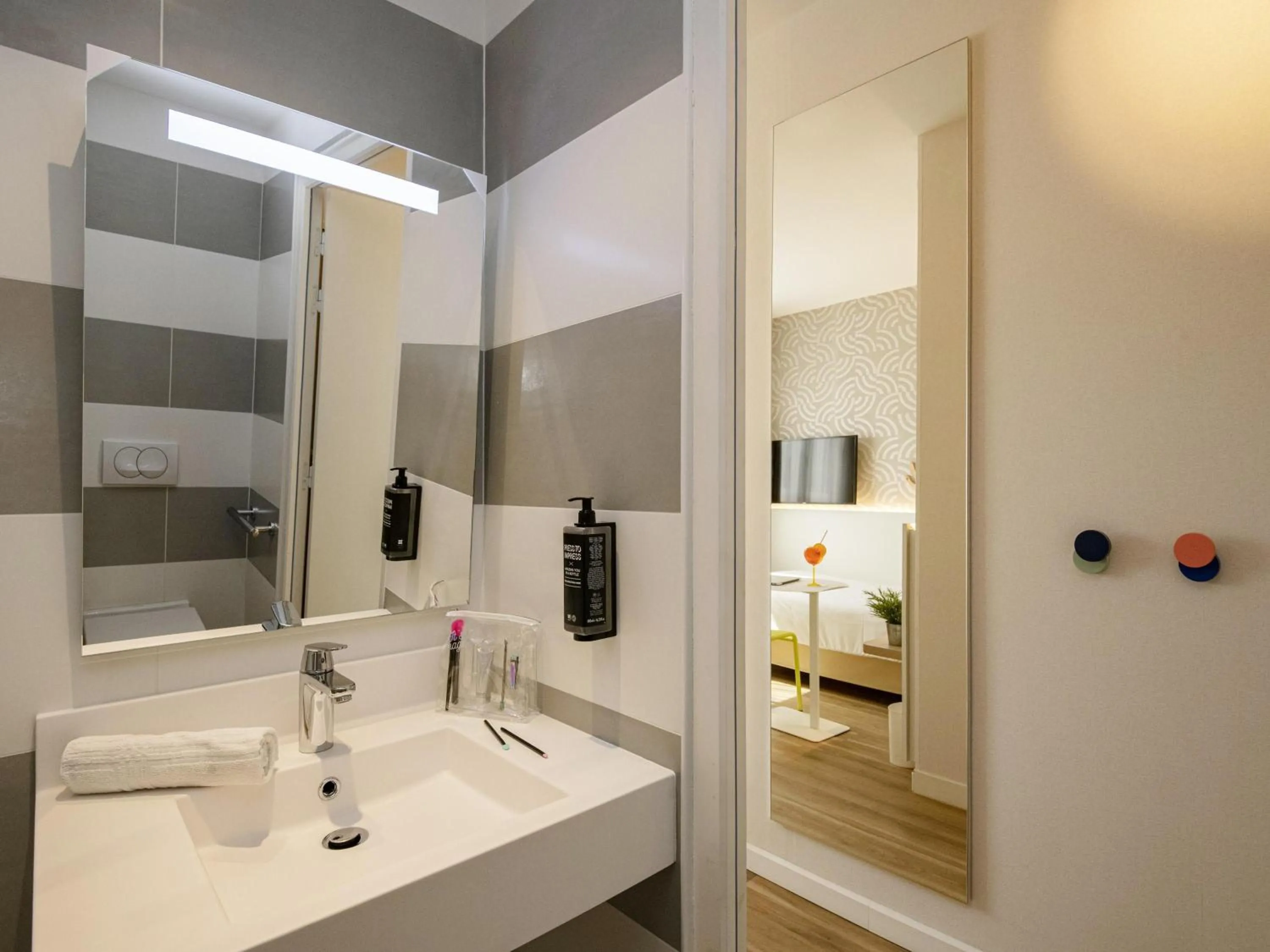 Bedroom in ibis Styles Nice Cap 3000 Aéroport