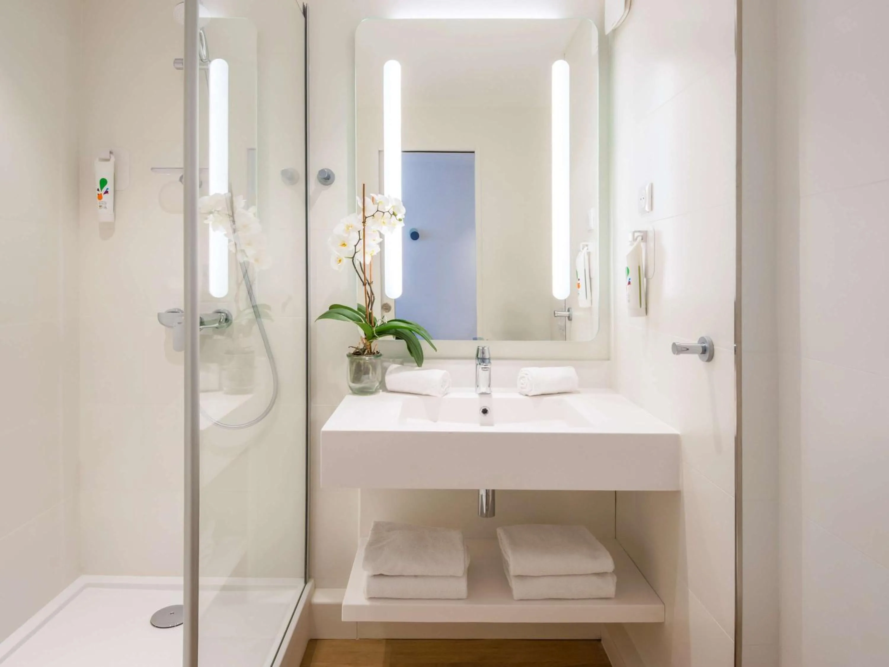 Photo of the whole room in ibis Styles Nice Cap 3000 Aéroport