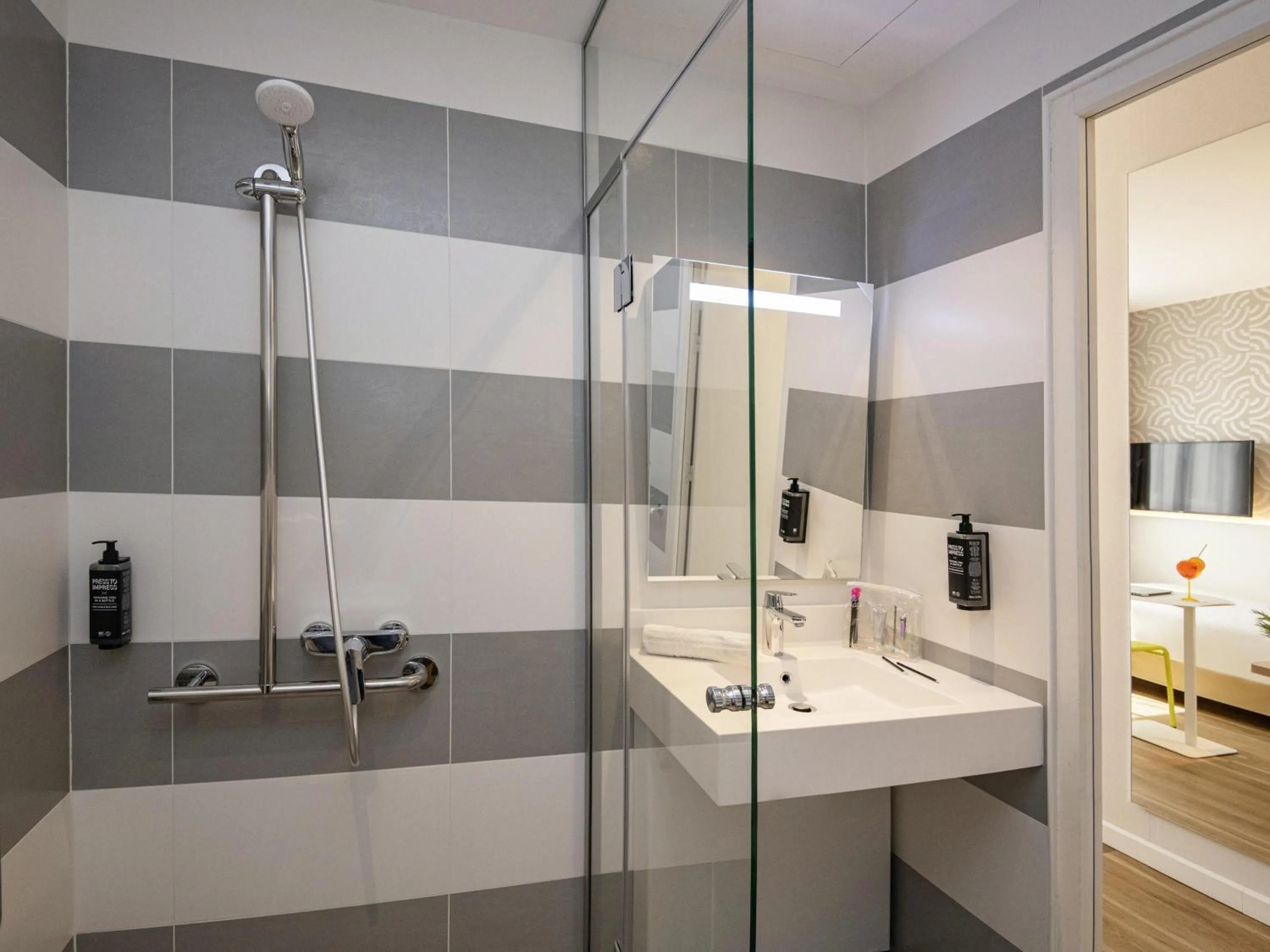 Bedroom in ibis Styles Nice Cap 3000 Aéroport